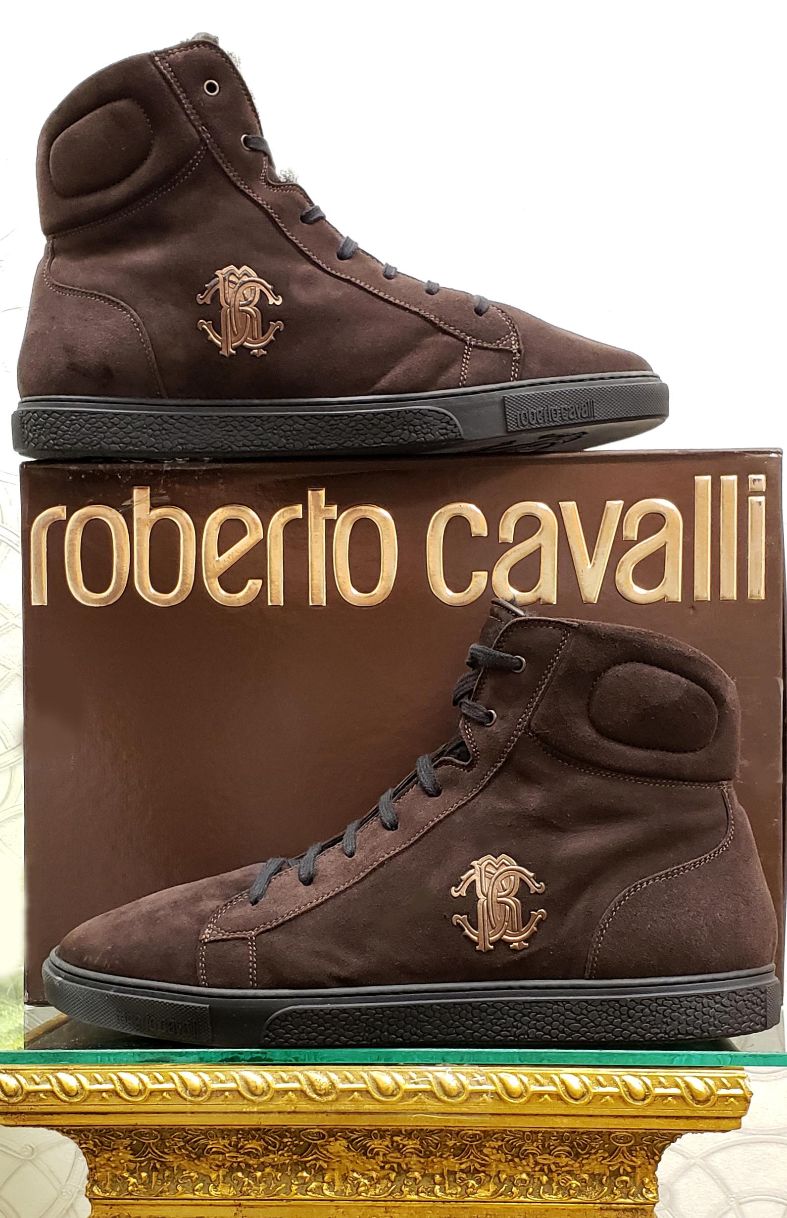 ROBERTO CAVALLI 

MEN'S HIGH TOP SHEARLING SNEAKERS



Color: Brown

Content: Suede

Rubber sole

Shearling Fur lining


      Italian Size is 42.5 or US 9.5
     Made in Italy
Brand new. Comes with box.

 100% authentic guarantee 

       PLEASE