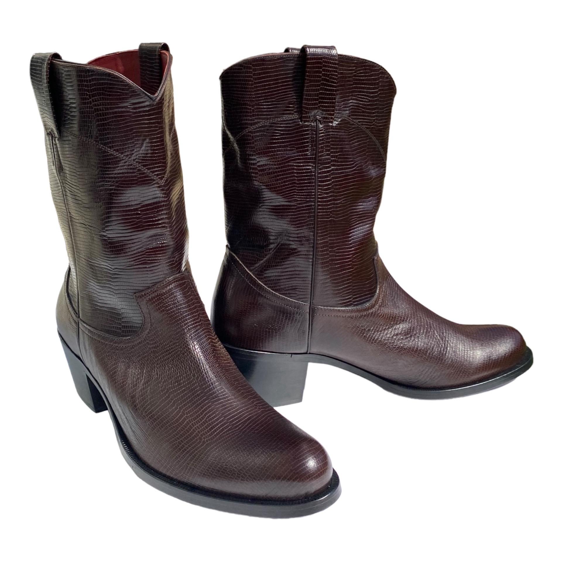 NWT Roberto Cavalli Men's Western Boots
Italian Size is 43.5 - US 10.5
Color: Brown
Lizard print leather, Lining in Burgundy leather, Leather sole with logo.
Made in Italy.
New with box.


 