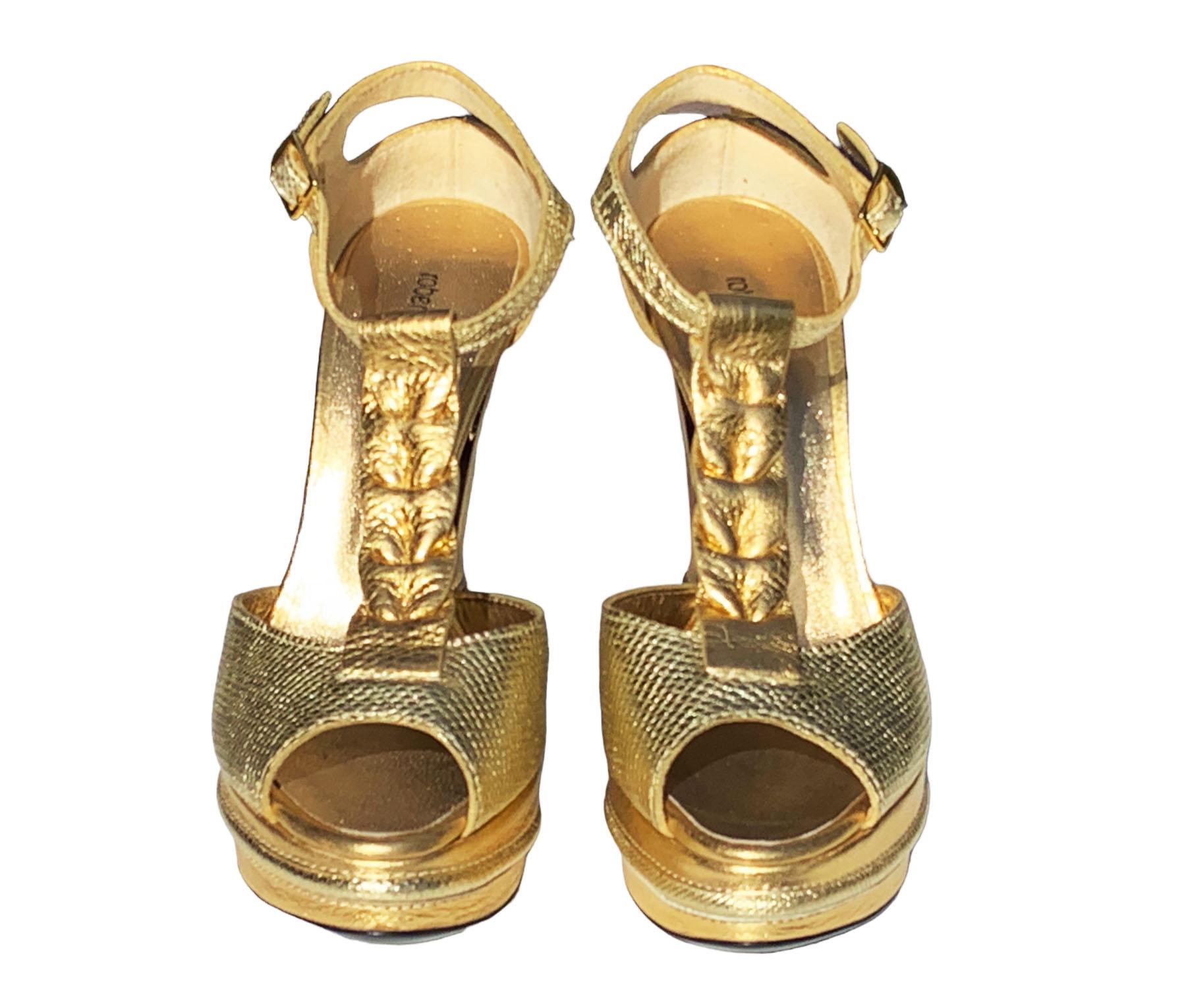 Nuove scarpe Roberto Cavalli con plateau in pelle dorata
Taglia italiana 36 - US 6
Pelle bicolore color oro, Doppio plateau, Stampa lucertola, Cinturino a T.
Accessori dorati, Suola interna e suola in cuoio.
Altezza del tacco - 4,5 pollici,