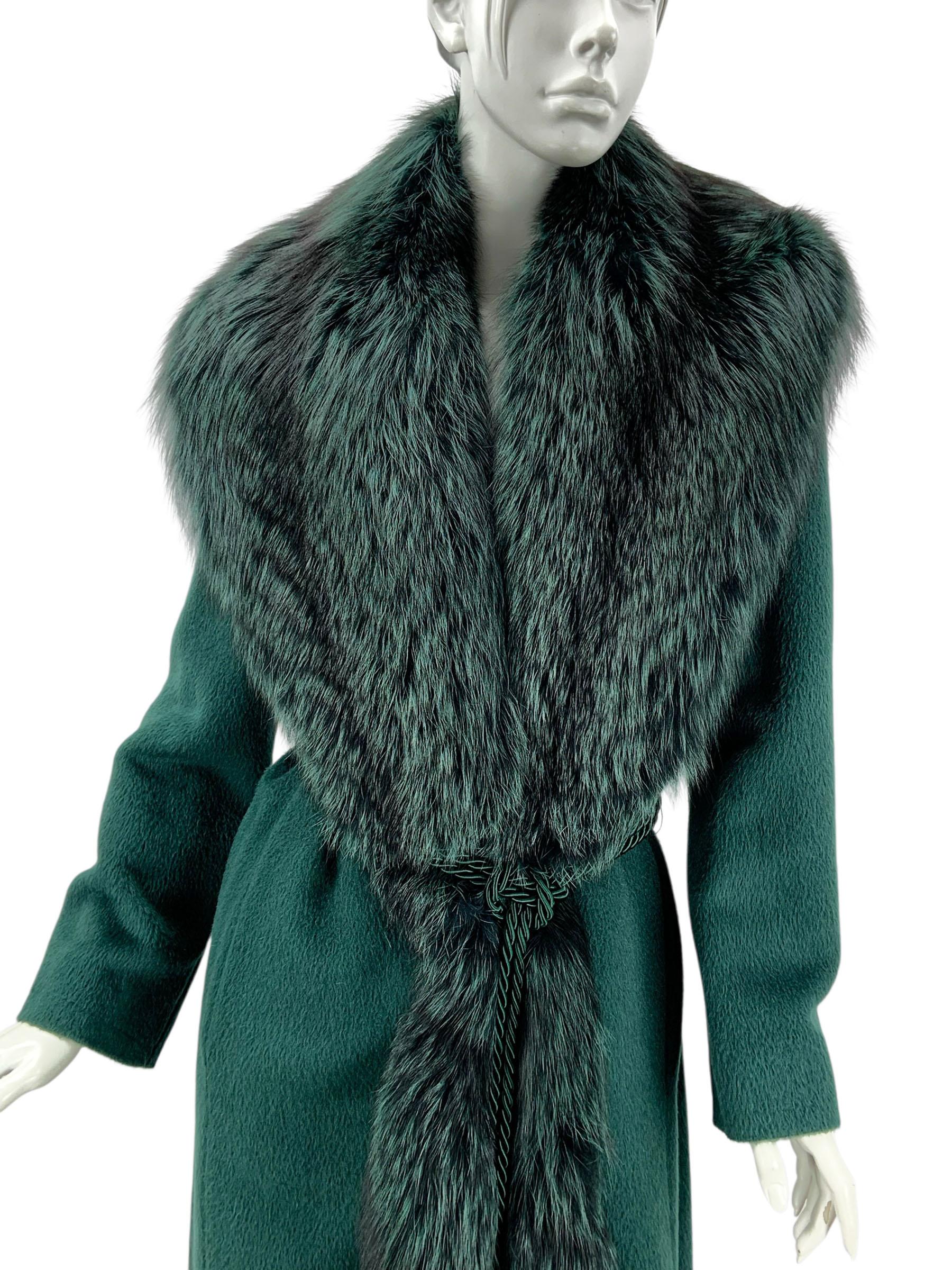 Questo lussuoso cappotto di Roberto Cavalli è realizzato in lana di alpaca verde bosco e presenta uno splendido collo oversize in pelliccia di volpe argentata. Il cappotto è dotato di chiusure a scatto nascoste, tasche laterali e una cintura in