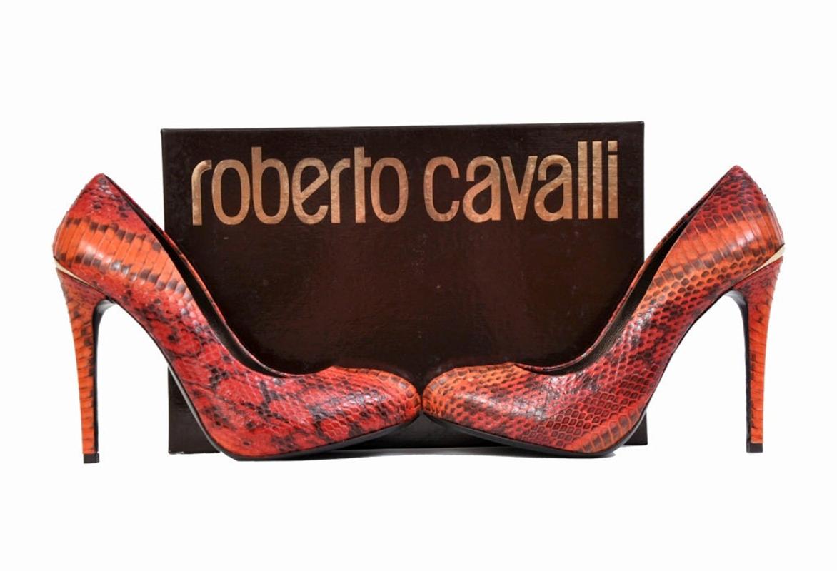 ROBERTO CAVALLI SHOES
Celebrate glamorous times with ROBERTO CAVALLI's chic, high-heeled Elaphe Multicolor Leather Timbro Shoes.
Material: Elaphe Snakeskin Leather
Embellished with Gold Roberto Cavalli Badge
Heel measures 5 