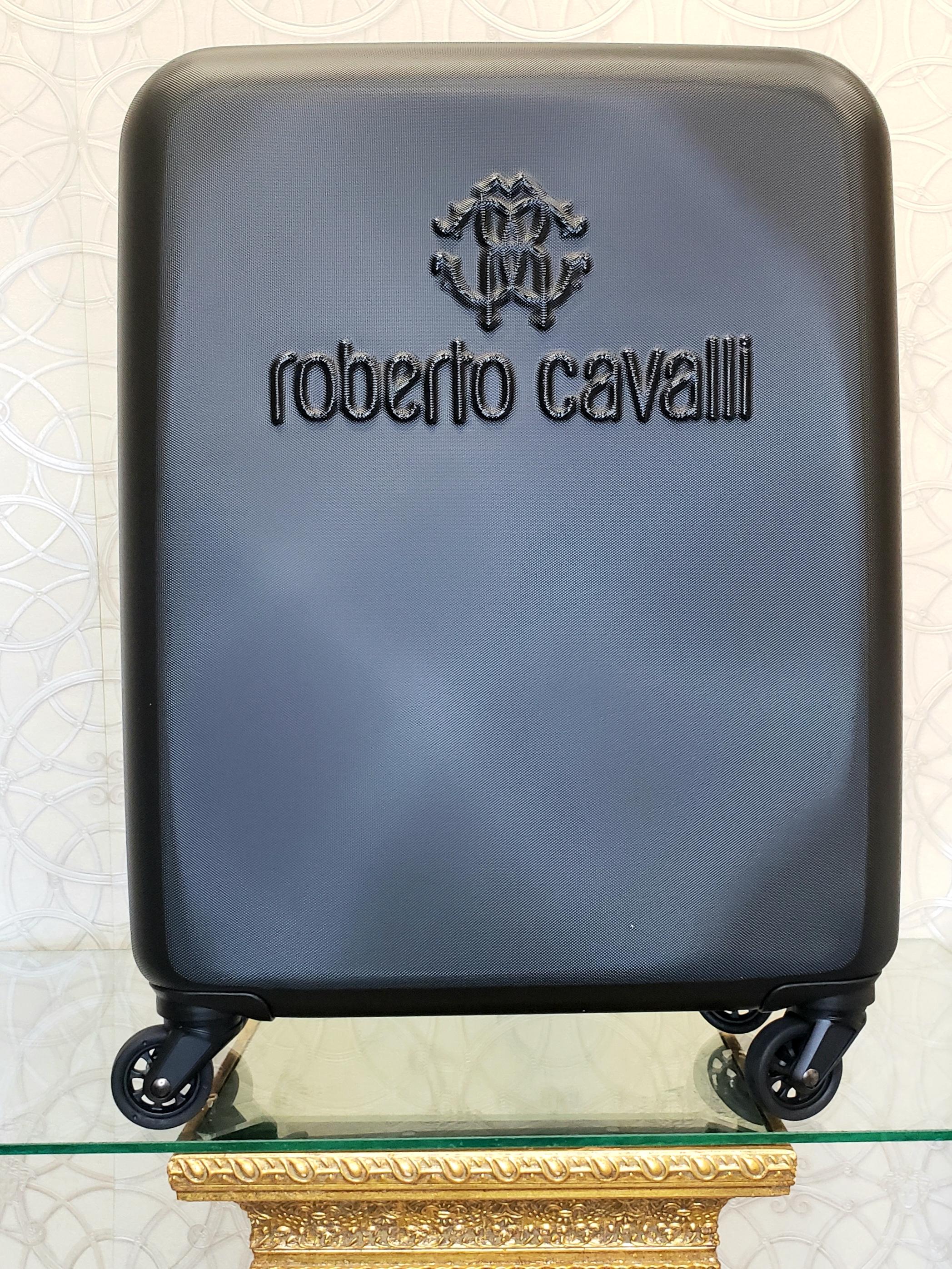 Roberto Cavalli

Valigia Hardshell Logo. Disponibile in due colori: platino e nero.
 
L'iconico logo aggiunge un tocco di lusso a questa valigia aerodinamica.

Maniglia superiore
Chiusura con zip
Hardware in argento
Blocco laterale
Sistema a quattro