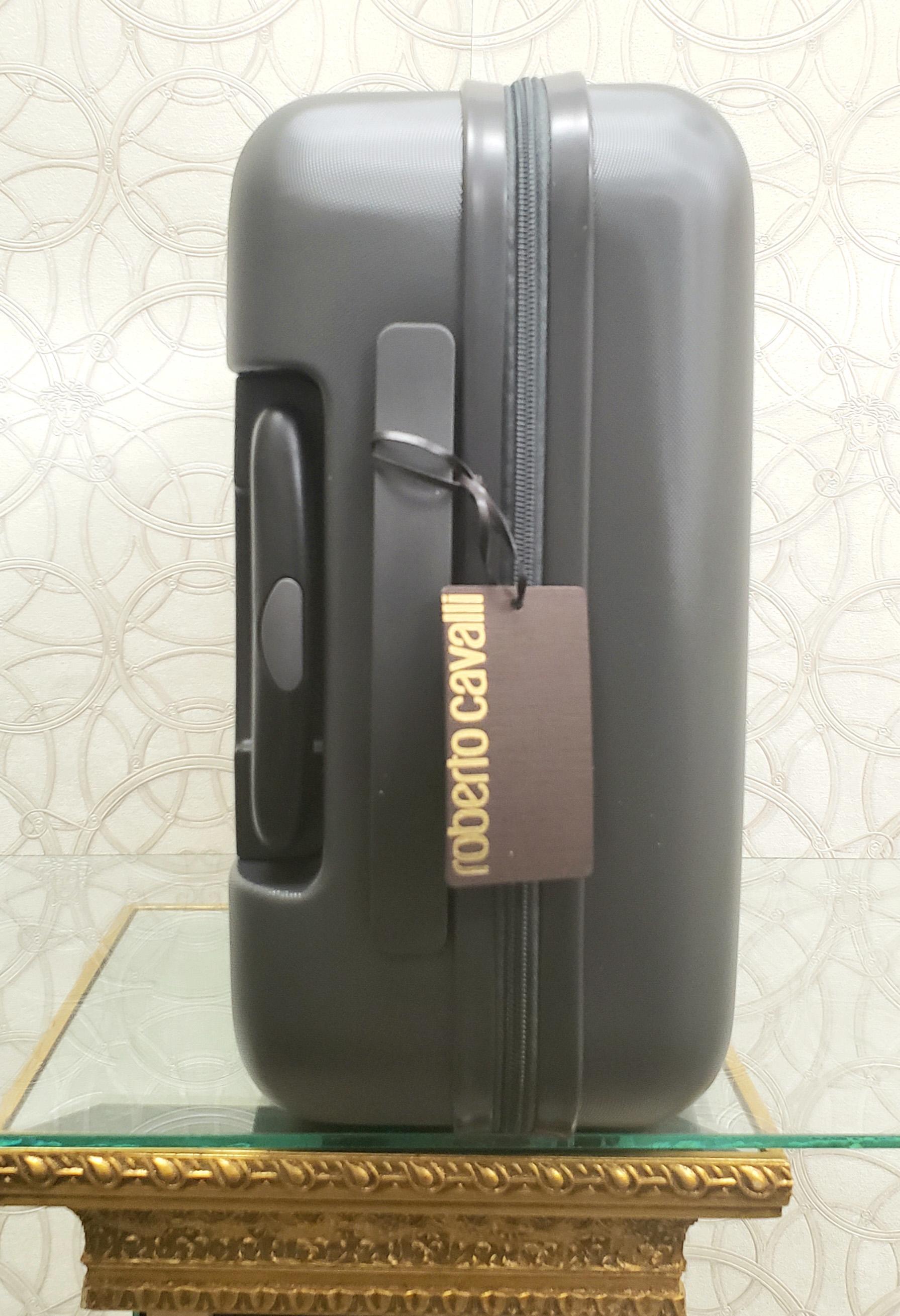 Roberto Cavalli

Valigia Hardshell con logo
 

L'iconico logo aggiunge un tocco di lusso a questa valigia aerodinamica.

La maniglia superiore è regolabile in due posizioni
Chiusura con zip
Hardware in argento
Blocco laterale
Sistema a quattro