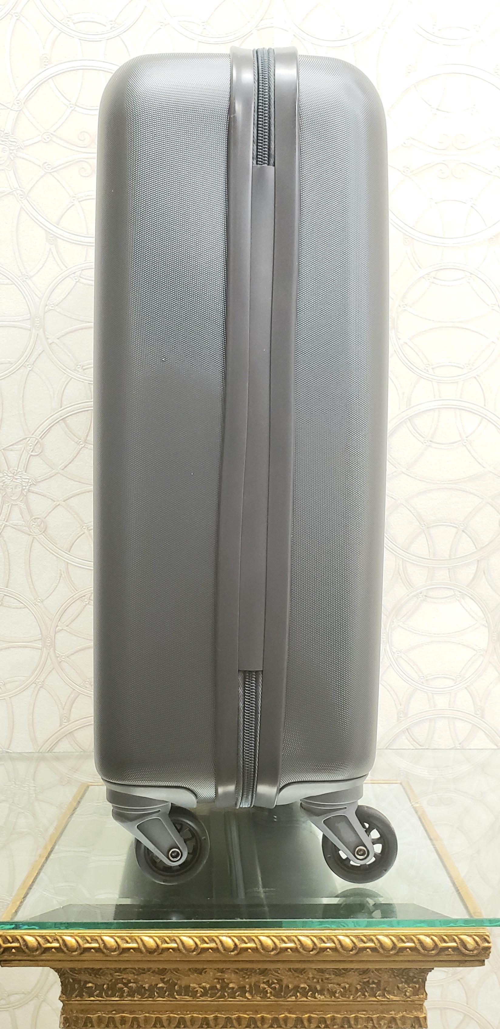 Nuovo ROBERTO CAVALLI SUITCASE IN PLATINO (GRIGIO ARGENTO SCURO) In condizioni Nuovo in vendita a Montgomery, TX