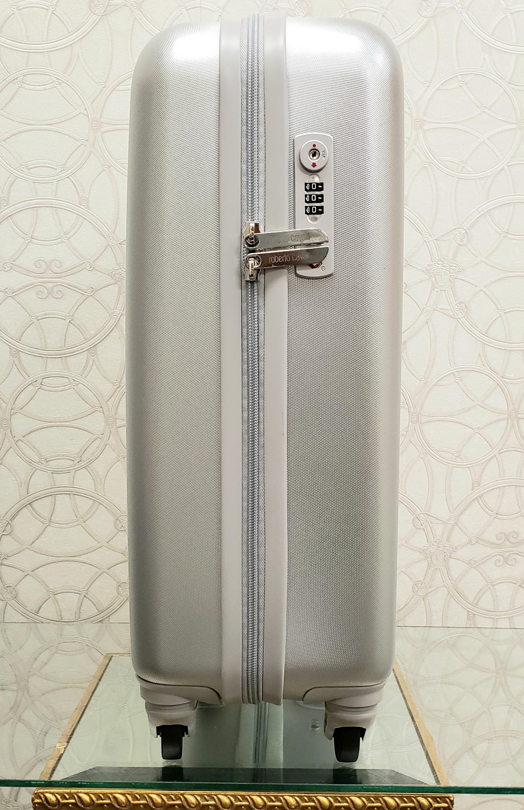 Roberto Cavalli

Logo Hardshell Suitcase
 

Iconic logo adds a luxurious flourish to this streamlined suitcase.

Top handle is adjustable in 2 position
Zip-around closure
Silvertone hardware
Side lock
Four-wheel system
One inside zip compartment
One