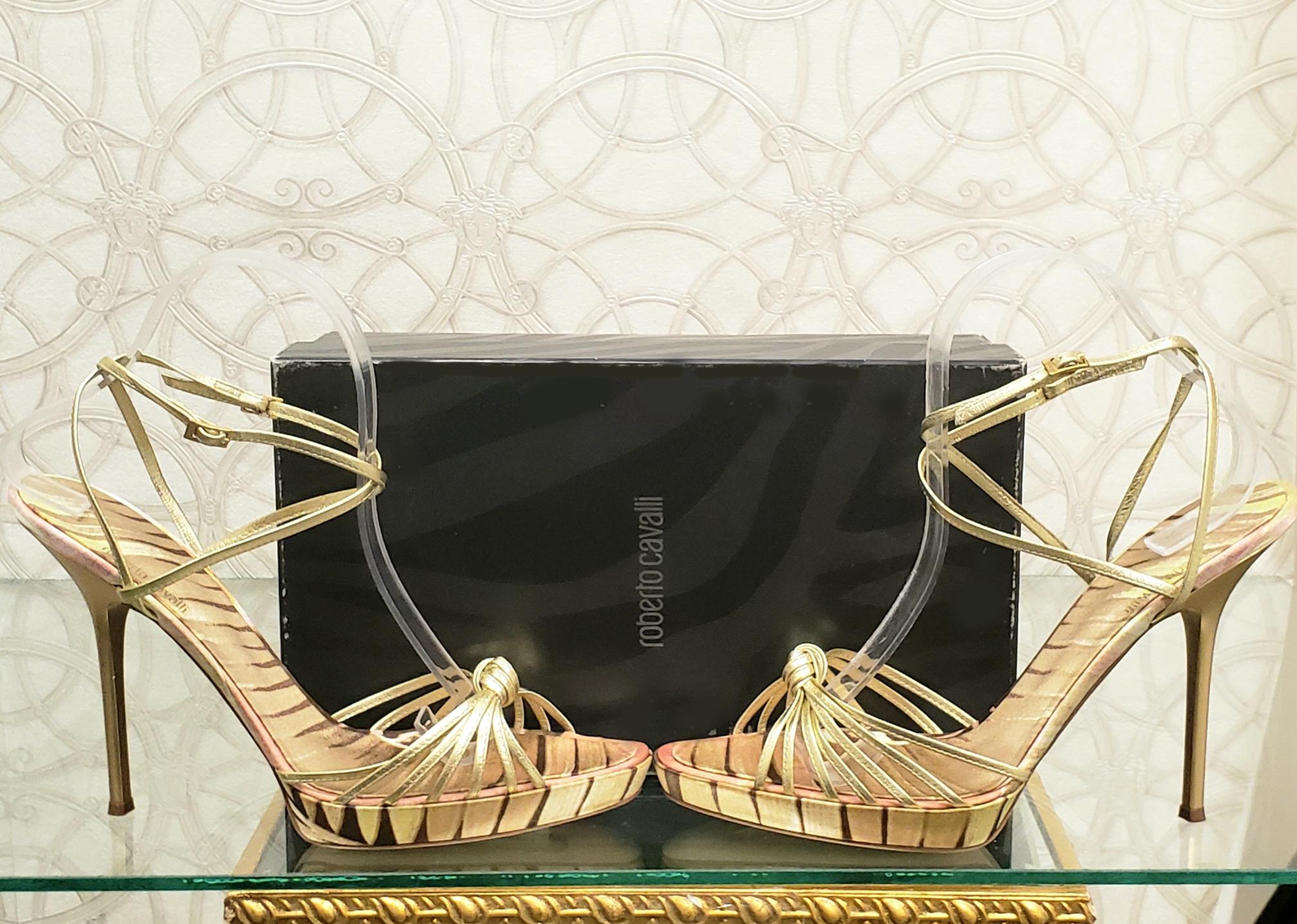 ROBERTO CAVALLI SHOES

Celebrate glamorous times with ROBERTO CAVALLI's chic, high-heeled platforms.
 
Color: Gold
Material: Leather
 Heel measures 5