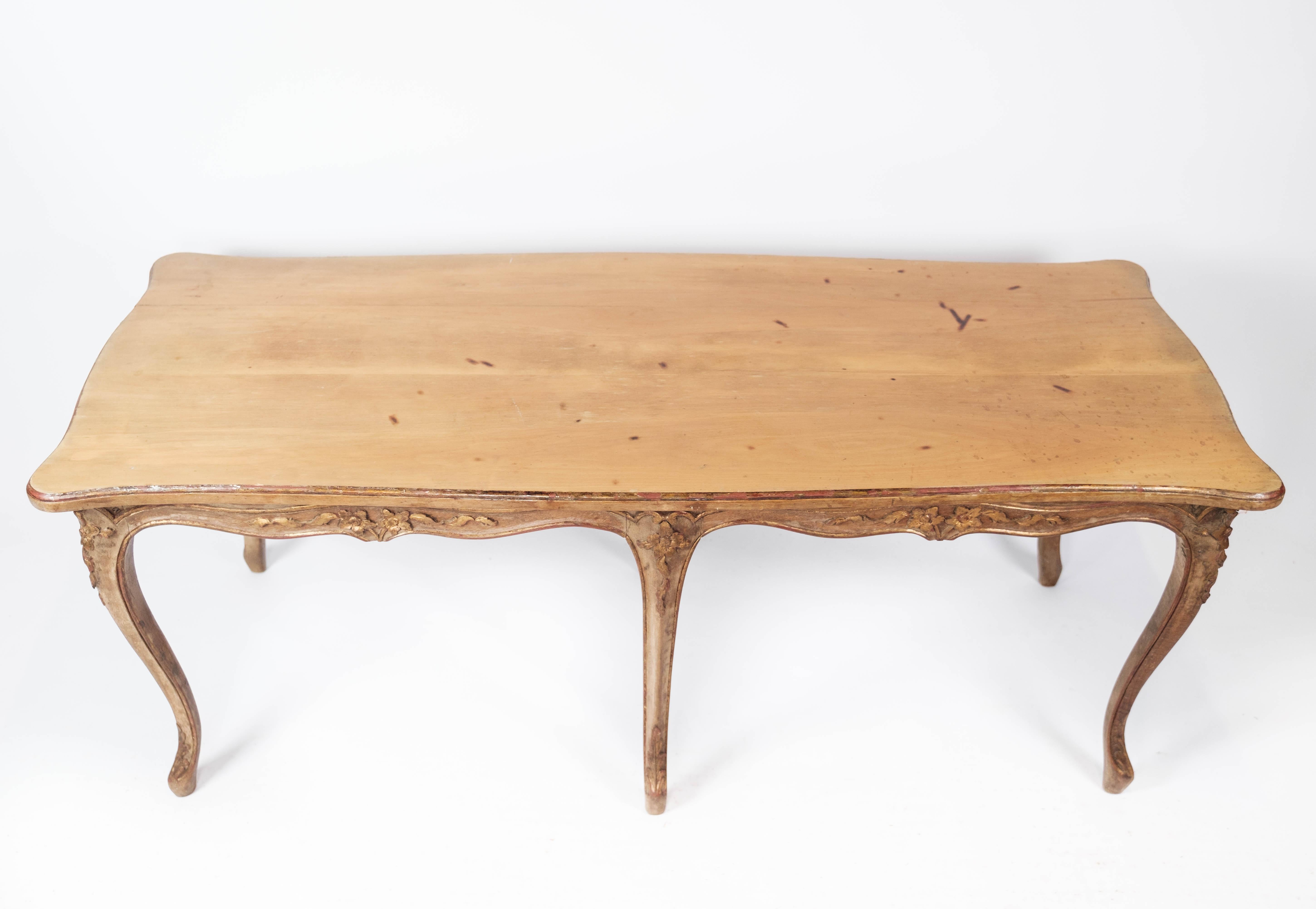 New Rococo coffee table of light walnut decorated with carvings, in great antique condition from the 1930s.