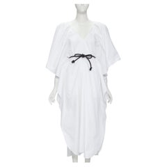 ROLAND MOURET - Robe blanche Lange avec ceinture en cordon de cuir et broderie à l'aiguille, taille XS, 2021