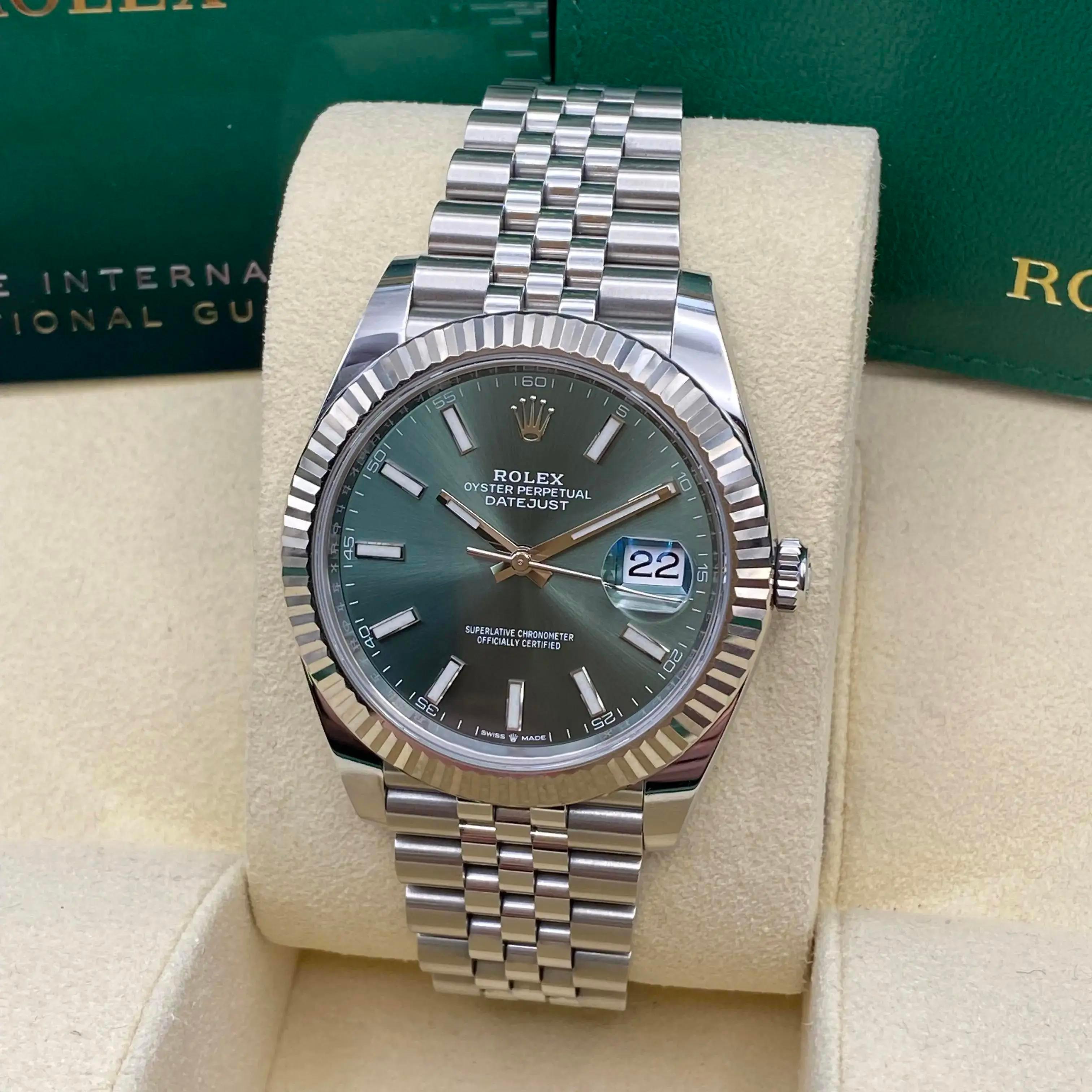 L'ultima versione di Rolex m126334-0027 è soprannominata Greene & Greene. L'orologio è al 100% intatto e viene fornito con la scatola originale e il certificato di garanzia. Viene fornito con una garanzia di 5 anni di Chronostore.

Informazioni
