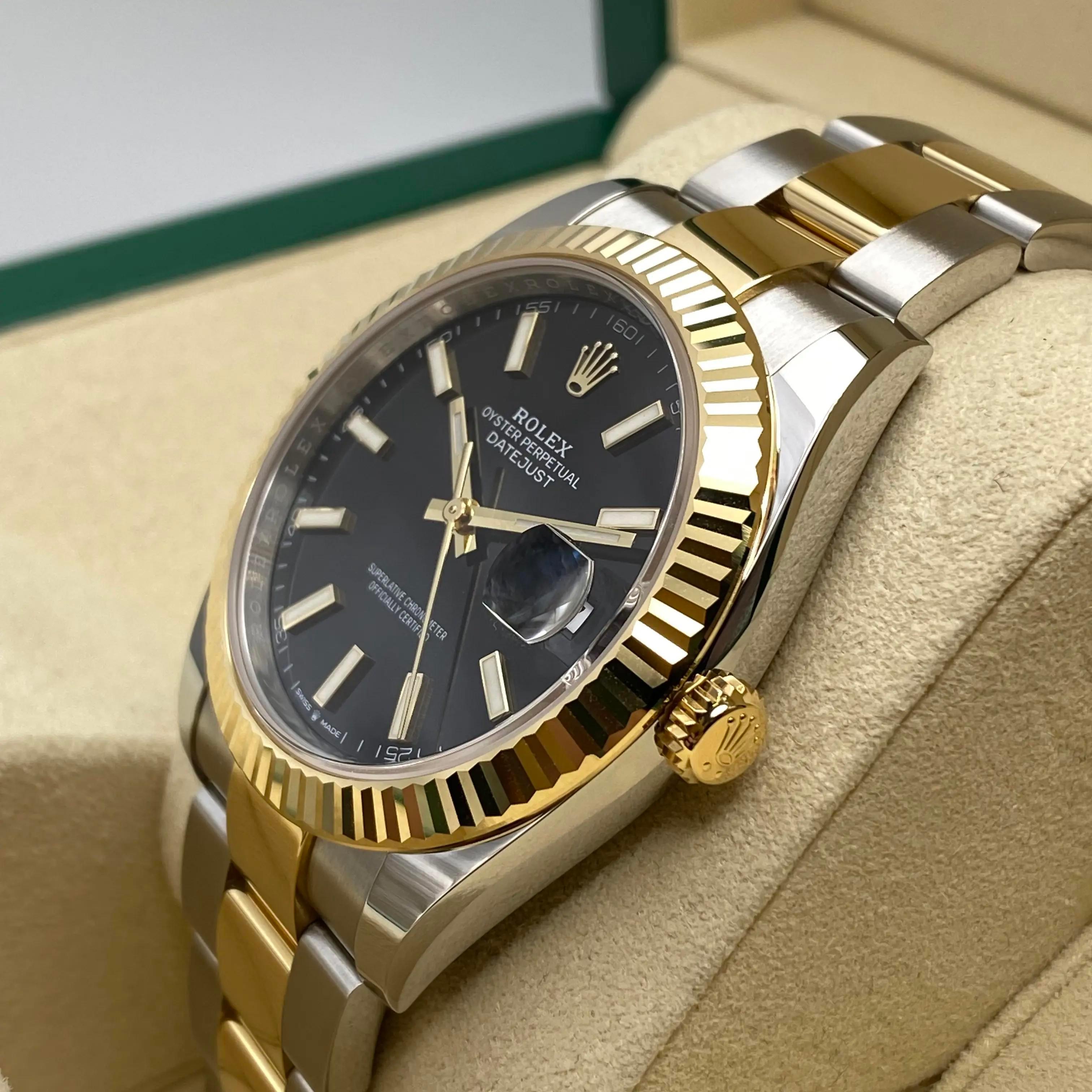 NEU Rolex Datejust 41mm 126333 Gelbgold Stahl Schwarzes Zifferblatt Oyster Uhr B&P im Zustand „Neu“ im Angebot in New York, NY