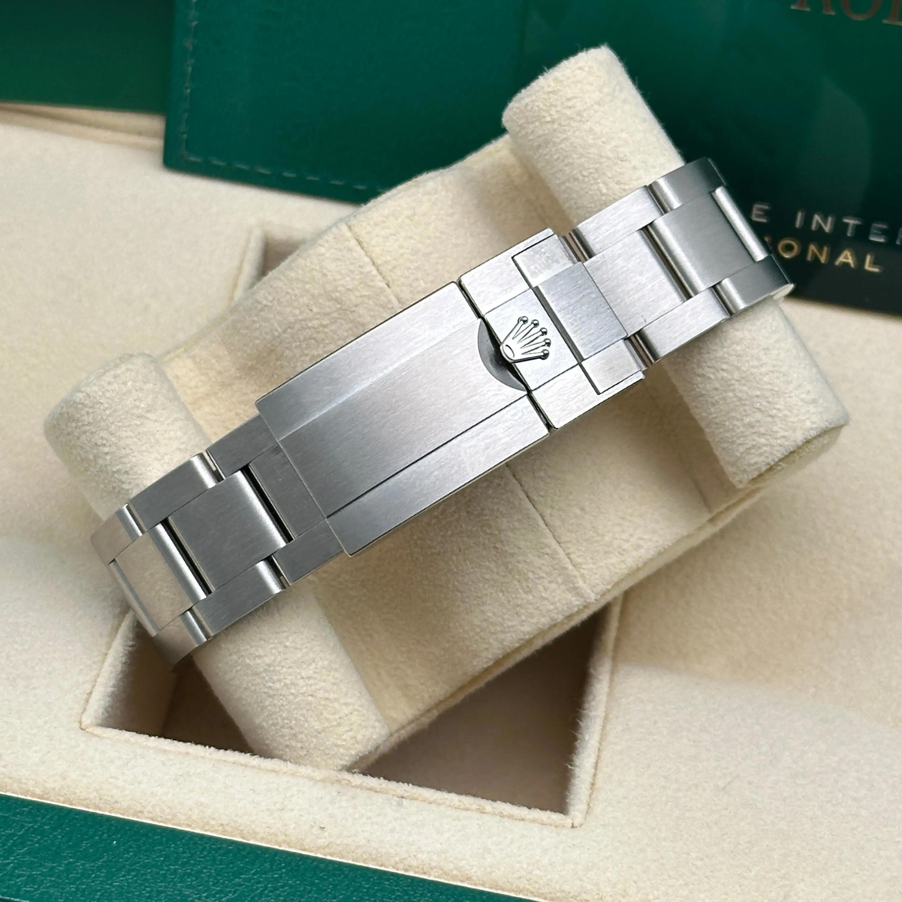 Rolex Explorer 40mm Steel Black Dial Automatic Montre pour hommes 224270 B&P en vente 8