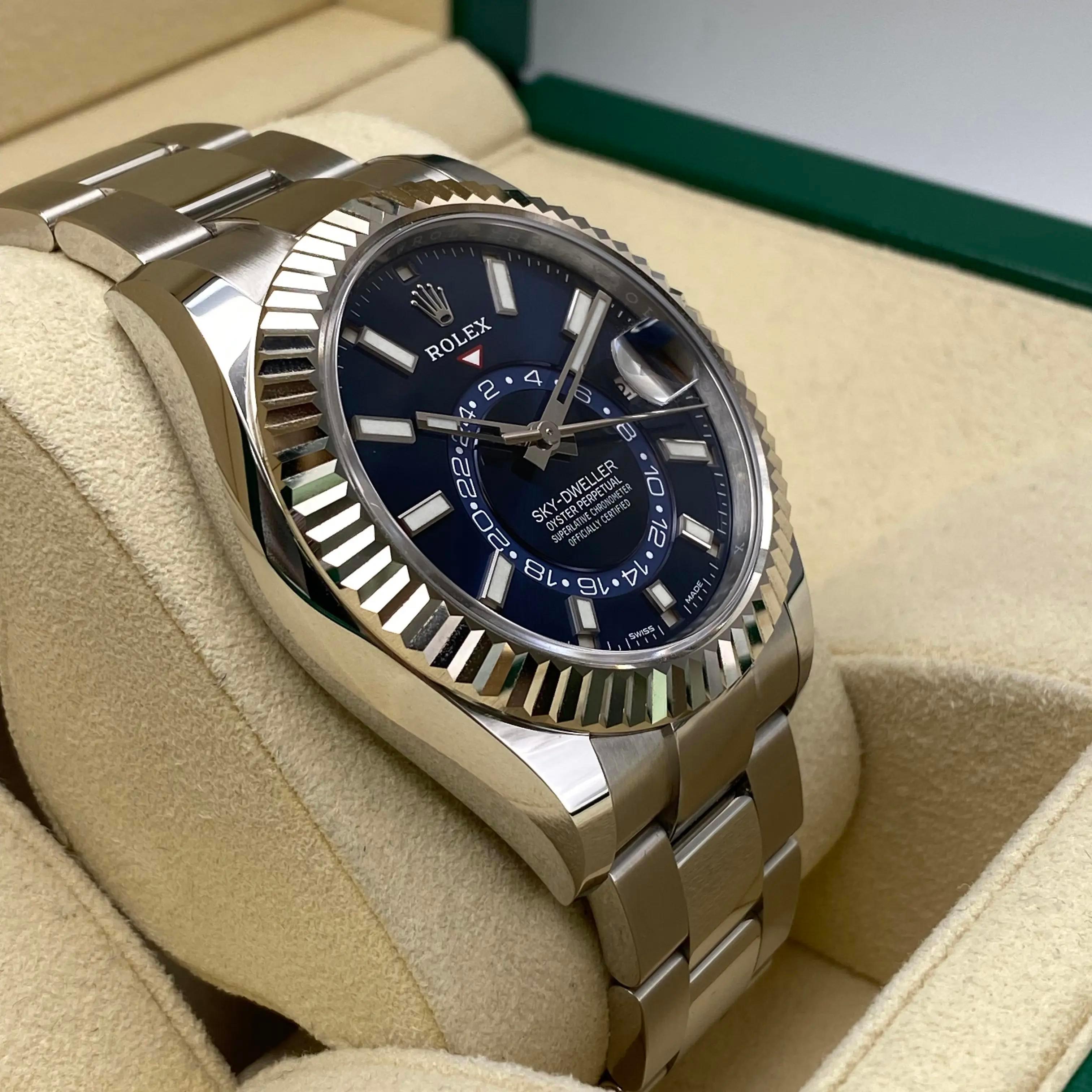 New. Comes with an original box and papers.