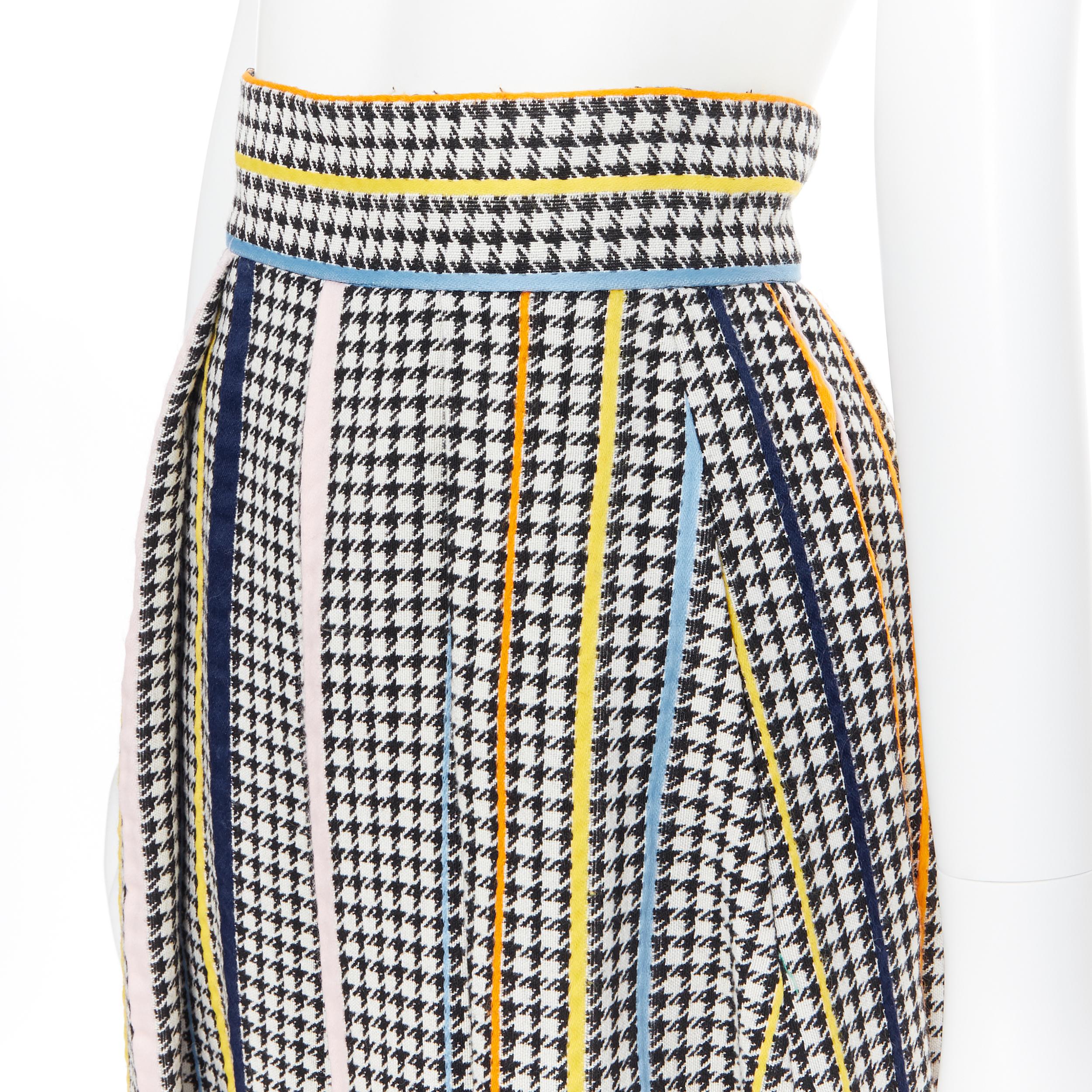 new ROSIE ASSOULIN black white houndstooth tweed colorful trim flared skirt US0
Brand: Rosie Assoulin
Designer: Rosie Assoulin
Model Name / Style: Flared skirt
Material: Wool blend
Color: Black, white
Pattern: Houndstooth
Closure: Zip
Extra Detail: