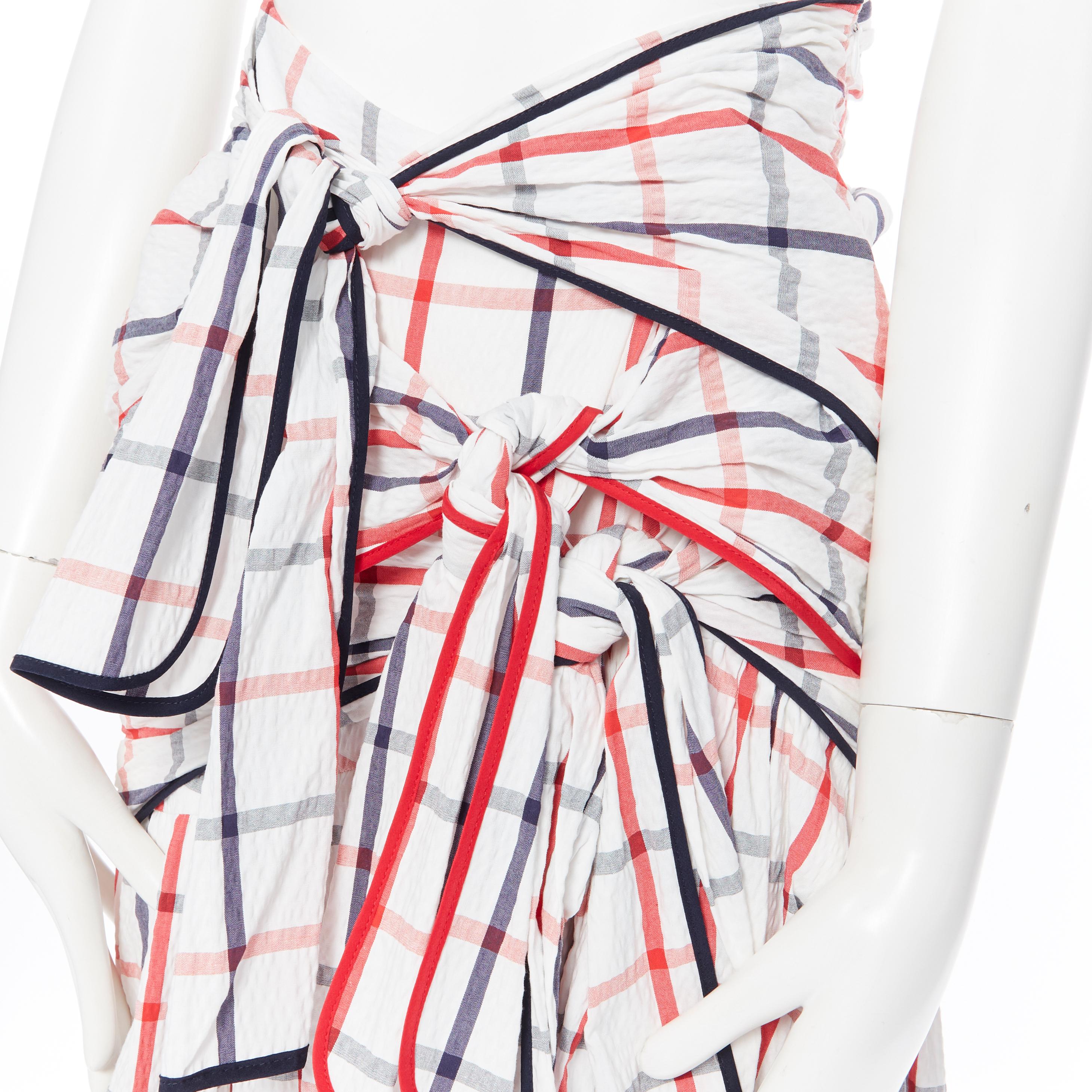 nuovo Rosie Assoulin SS18 Runway Tri-Tie check cotone seersucker gonna abito US2 
Riferimento: TGAS/A03499 
Marchio: Rosie Assoulin 
Stilista: Rosie Assoulin 
Collezione: Passerella primavera estate 2018 
Materiale: Cotone 
Colore: bianco 
Modello: