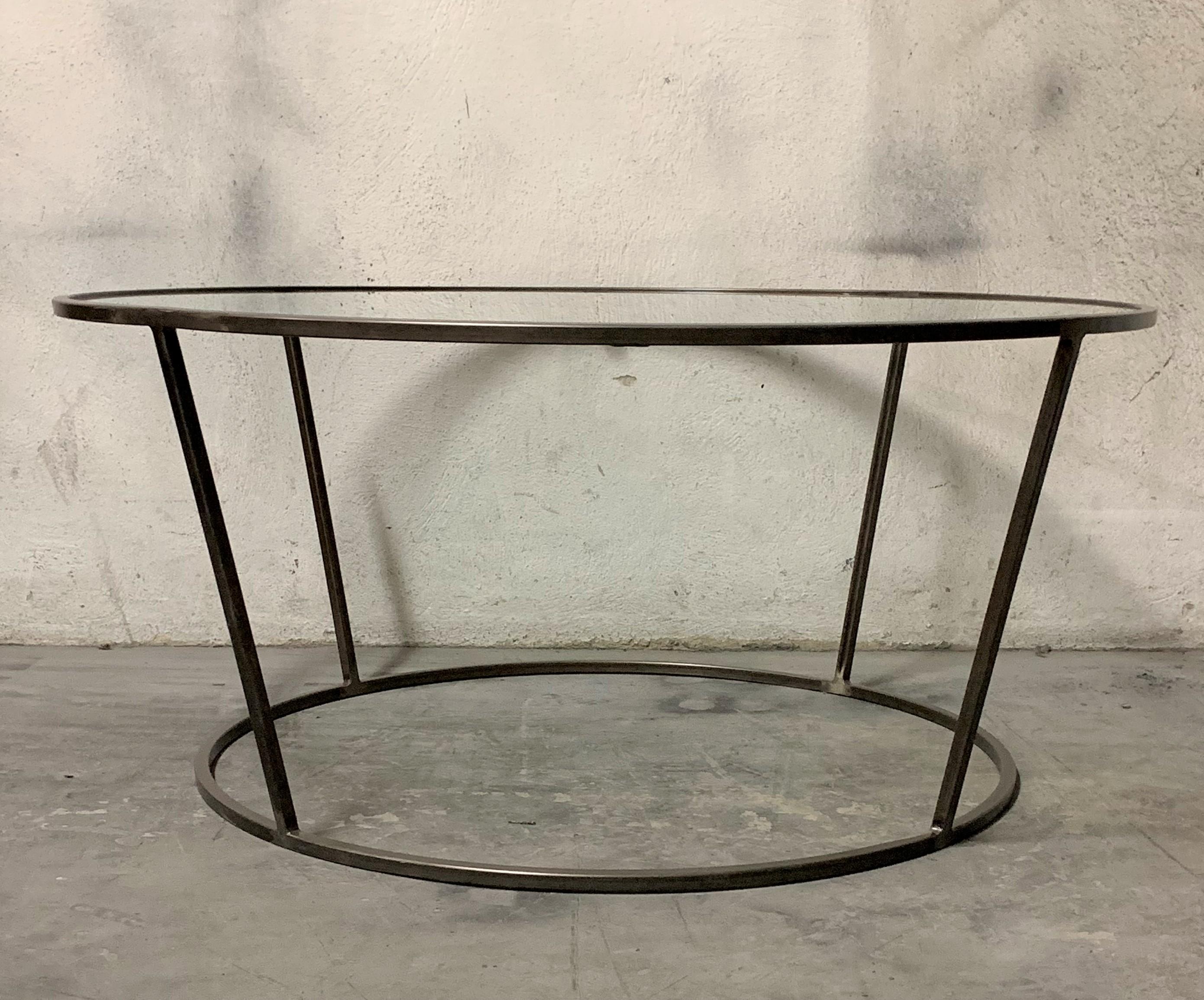 Mid-Century Modern Nouvelle table basse ronde avec structure en métal et plateau en verre en vente