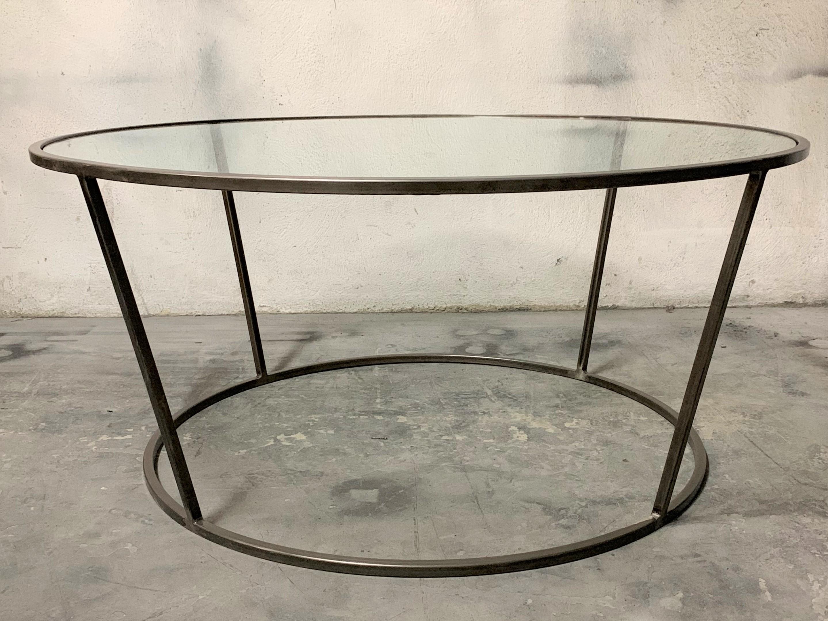 Fer Nouvelle table basse ronde avec structure en métal et plateau en verre en vente