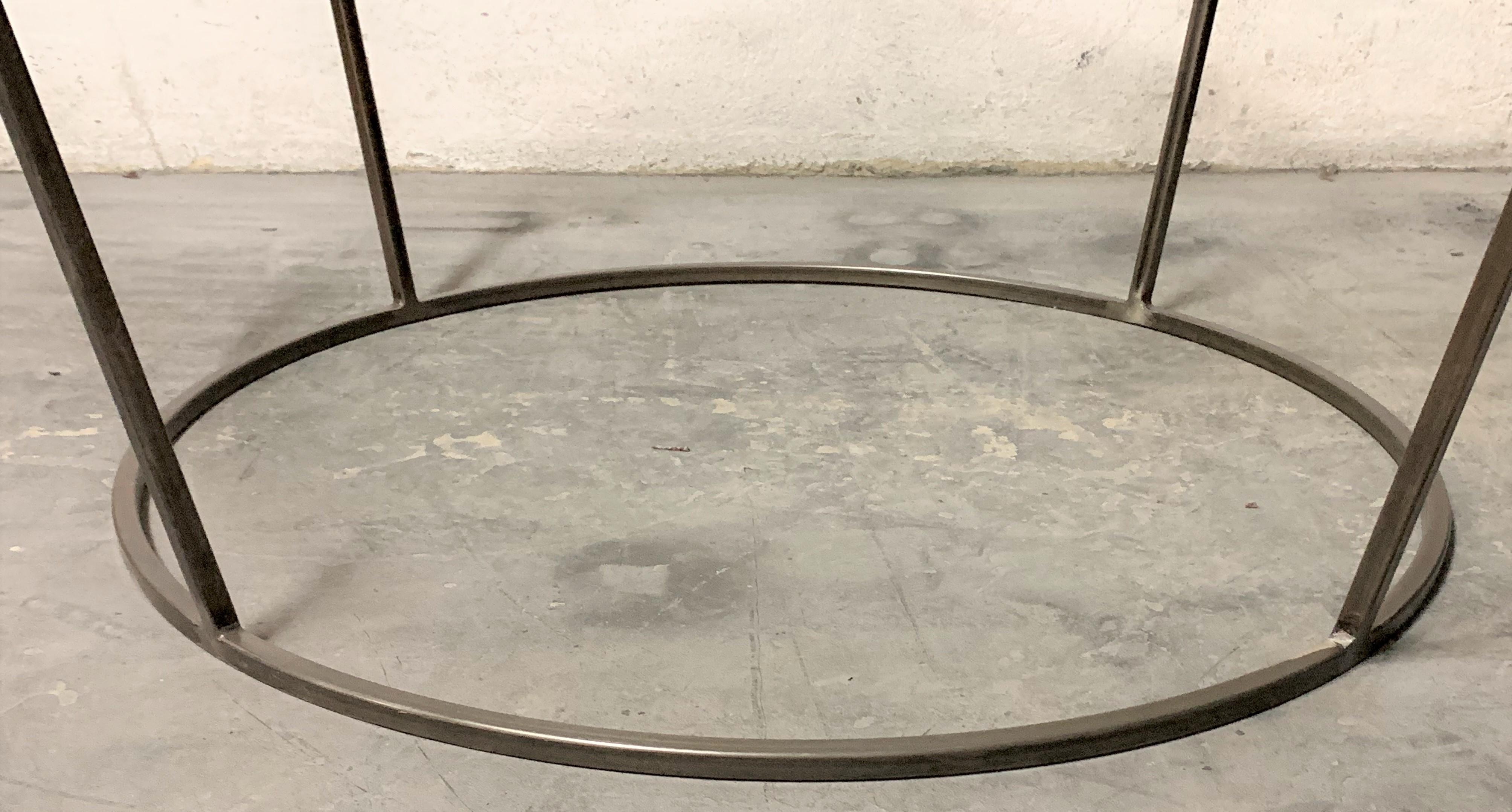 Nouvelle table basse ronde avec structure en métal et plateau en verre en vente 2
