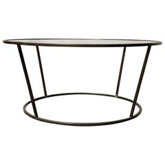 Runder Couchtisch mit Metallstruktur und Glasplatte