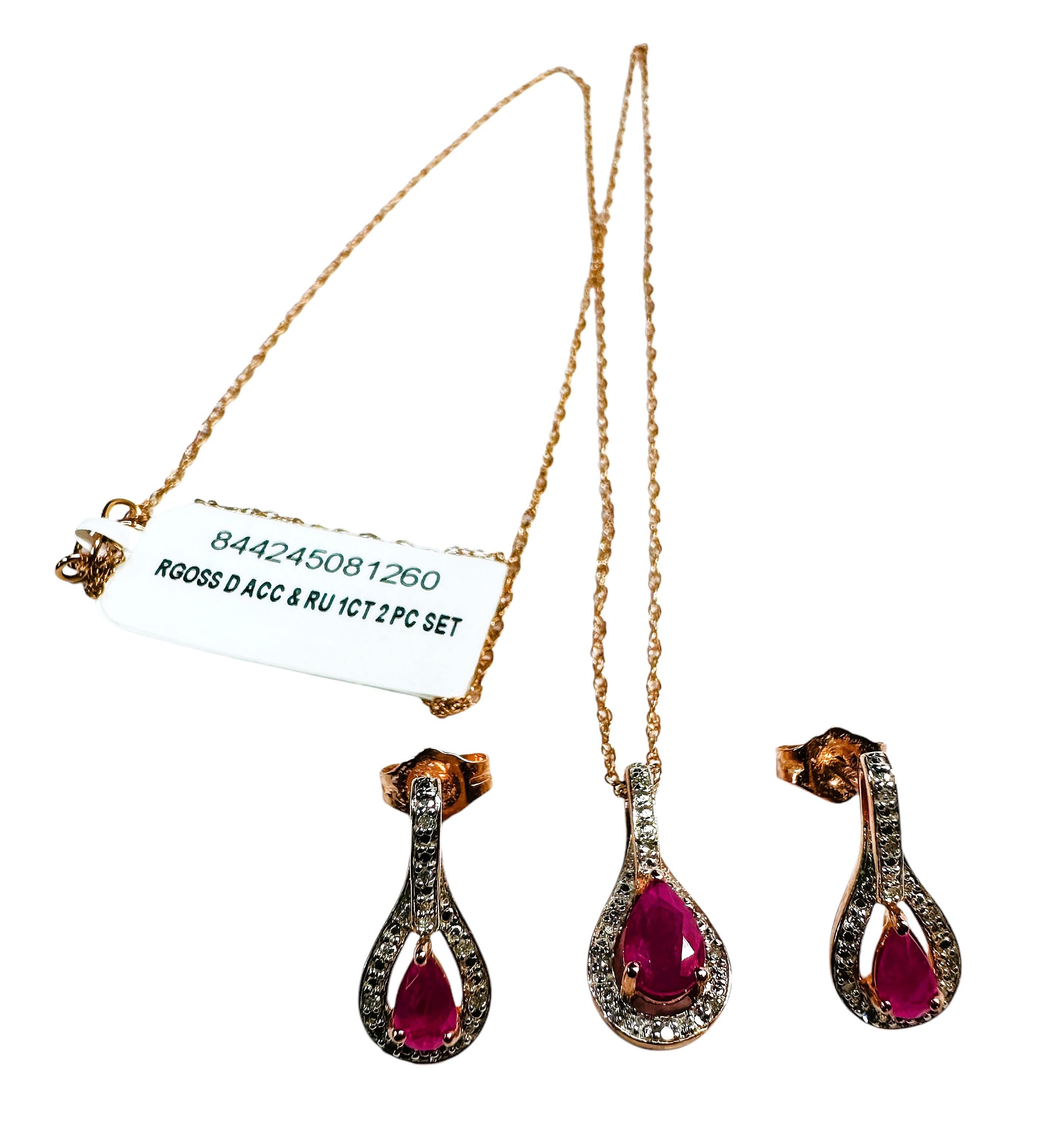 Dies ist eine schöne und erschwingliche Rubin & Diamant-Anhänger Halskette mit passenden Ohrringen.  Sie sind 14k Rose Gold plattiert über Sterling Silber.  Die Ohrringe sind Ohrstecker mit einer Schmetterlingsrückseite.  Der Anhänger ist an einer