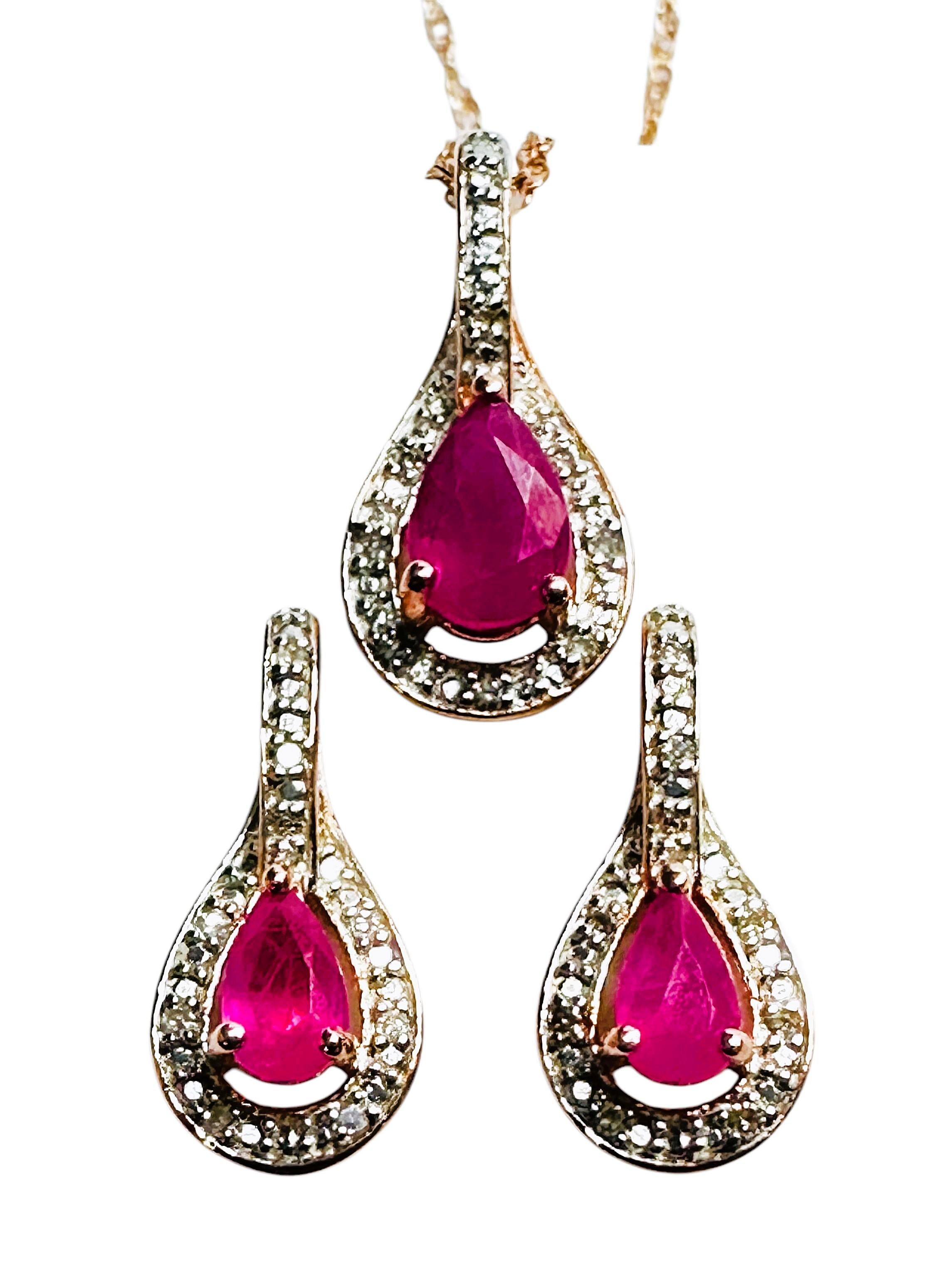Neu Rubin und Diamant 14k vergoldete Sterling-Halskette mit passenden Ohrringen aus Sterling im Zustand „Neu“ in Eagan, MN