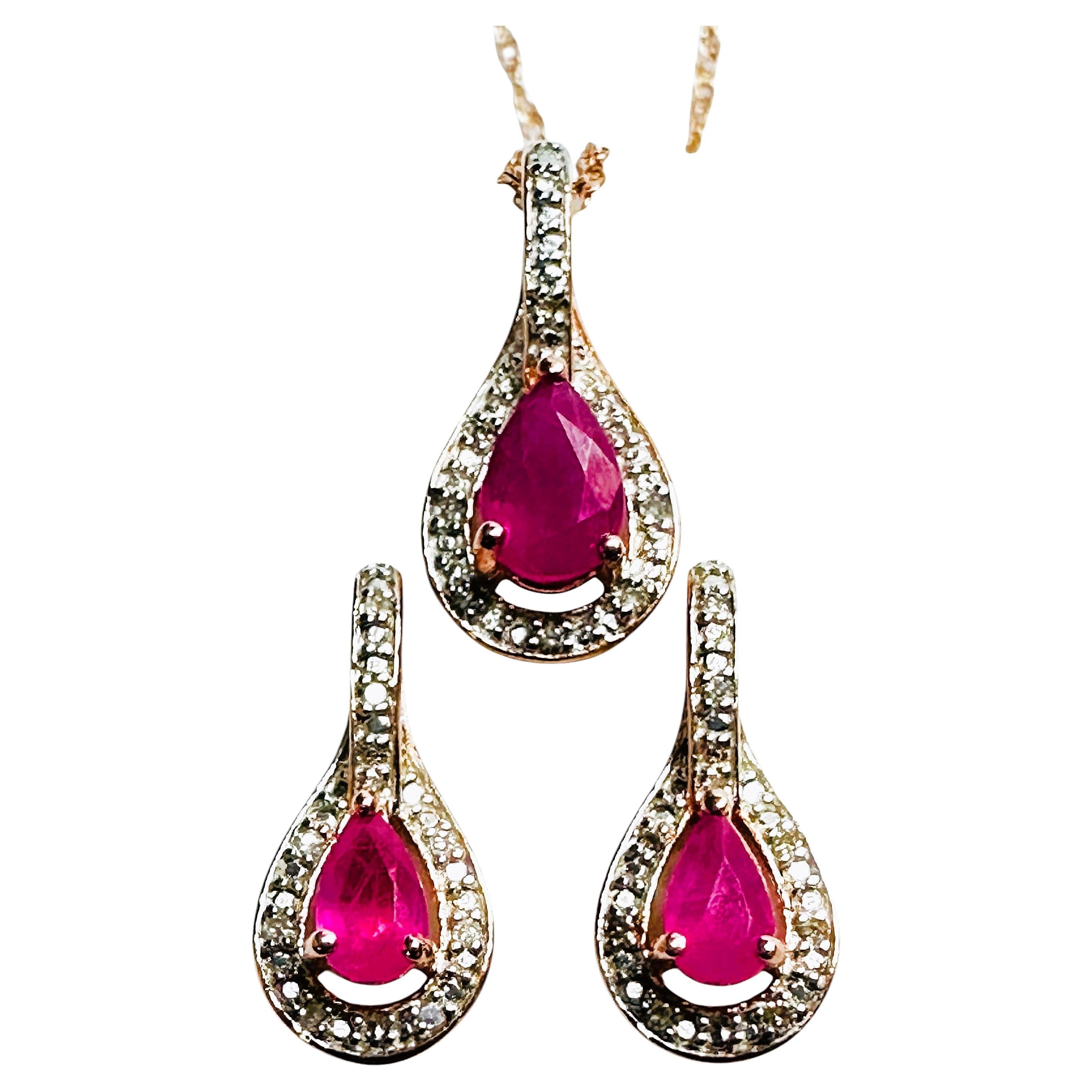 Neu Rubin und Diamant 14k vergoldete Sterling-Halskette mit passenden Ohrringen aus Sterling