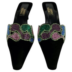 Nuevos zapatos de tacón bajo de ante negro con pedrería de la colección Primavera-Verano 2000 de Gianni Versace, diseñados por Donatella, talla 37