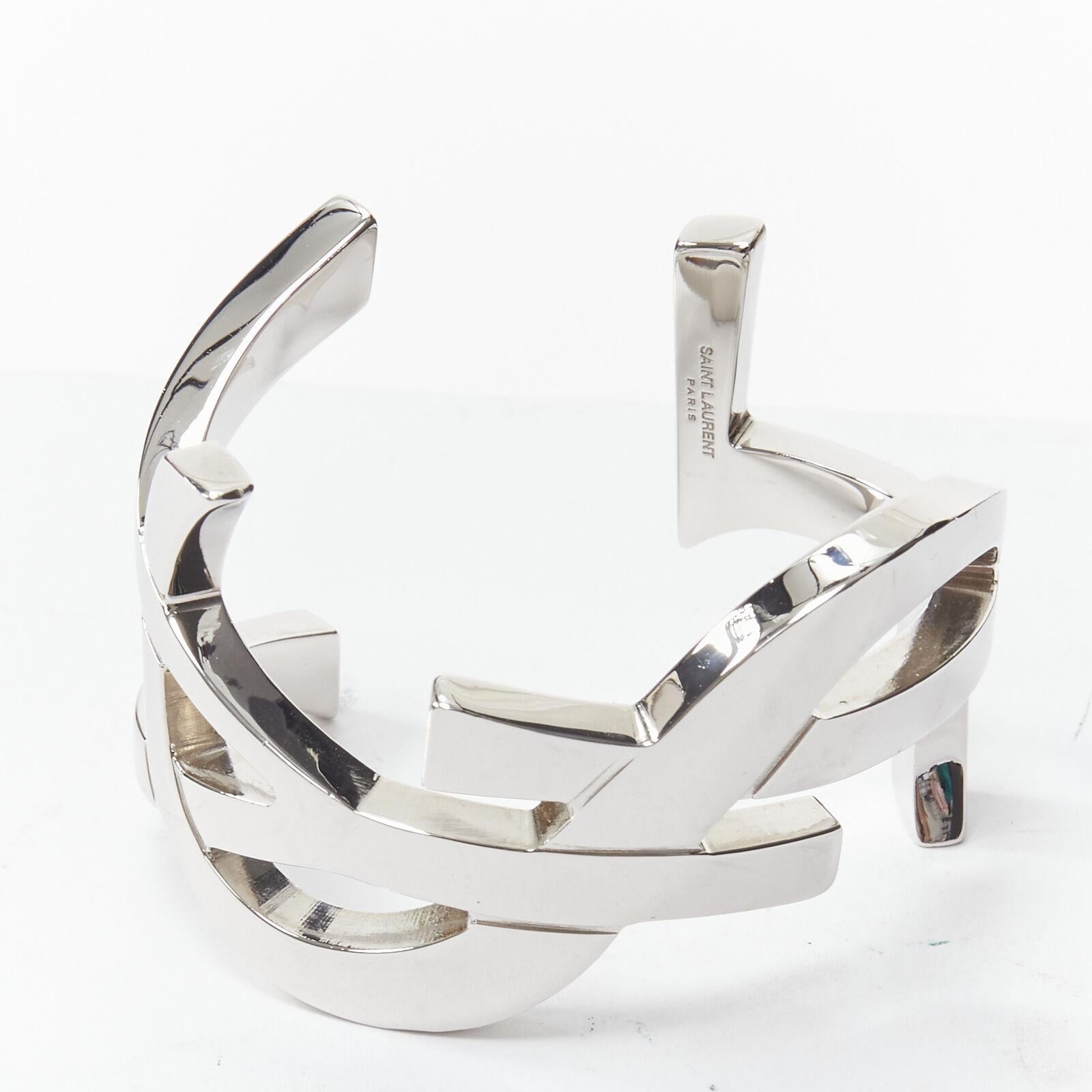 new SAINT LAURENT Cassandre silver brass metal YSL monogram logo cuff bracelet
Reference: TGAS/B01709
Brand: Saint Laurent
Designer: Hedi Slimane
Model: YSL logo Cassandre cuff
Material: Brass
Color: Silver
Pattern: Solid
Extra Details: Cassandre