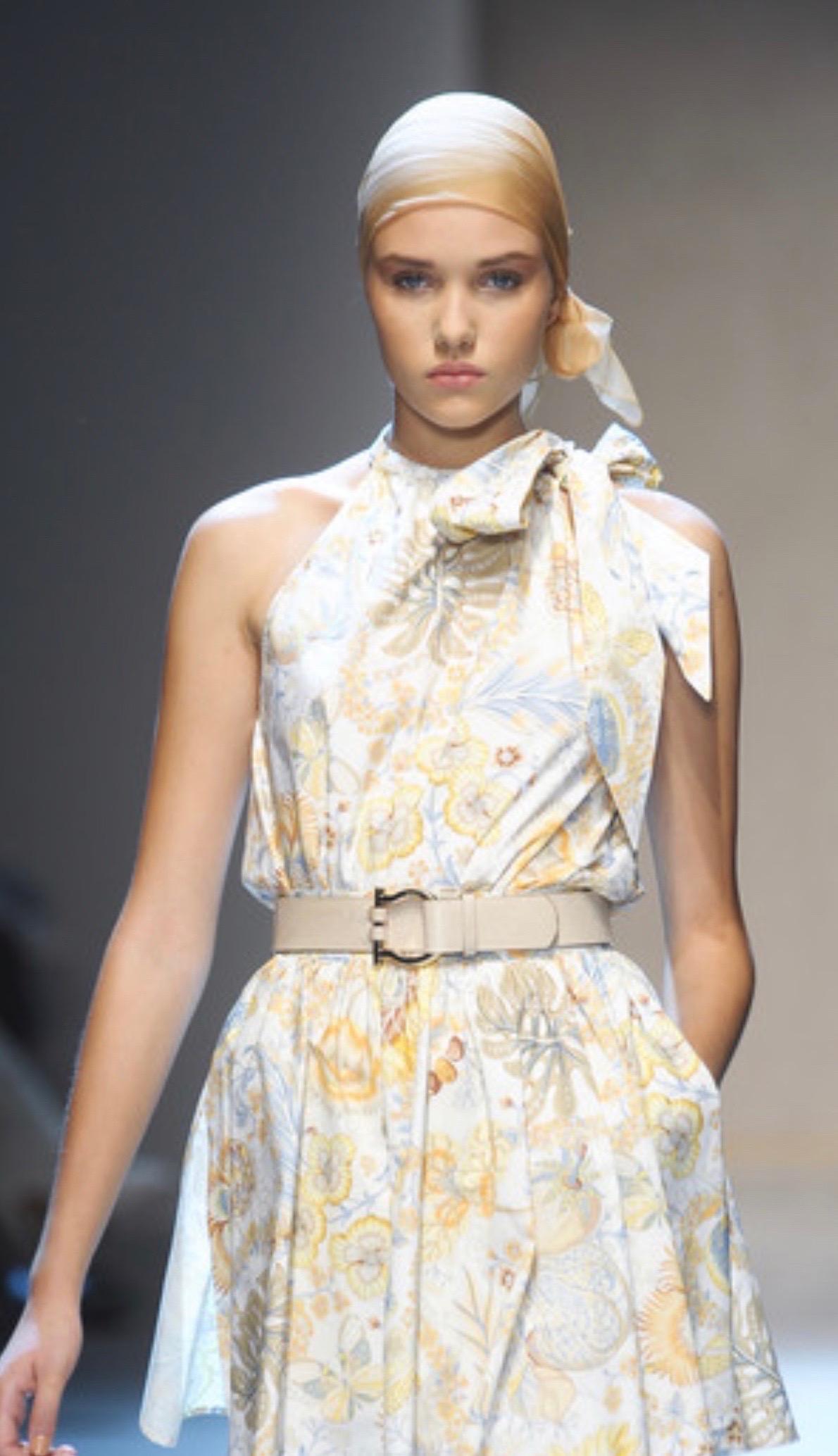 NEU Salvatore Ferragamo Kleid mit floralem Druck und Halsbandschleife 44 im Angebot 3