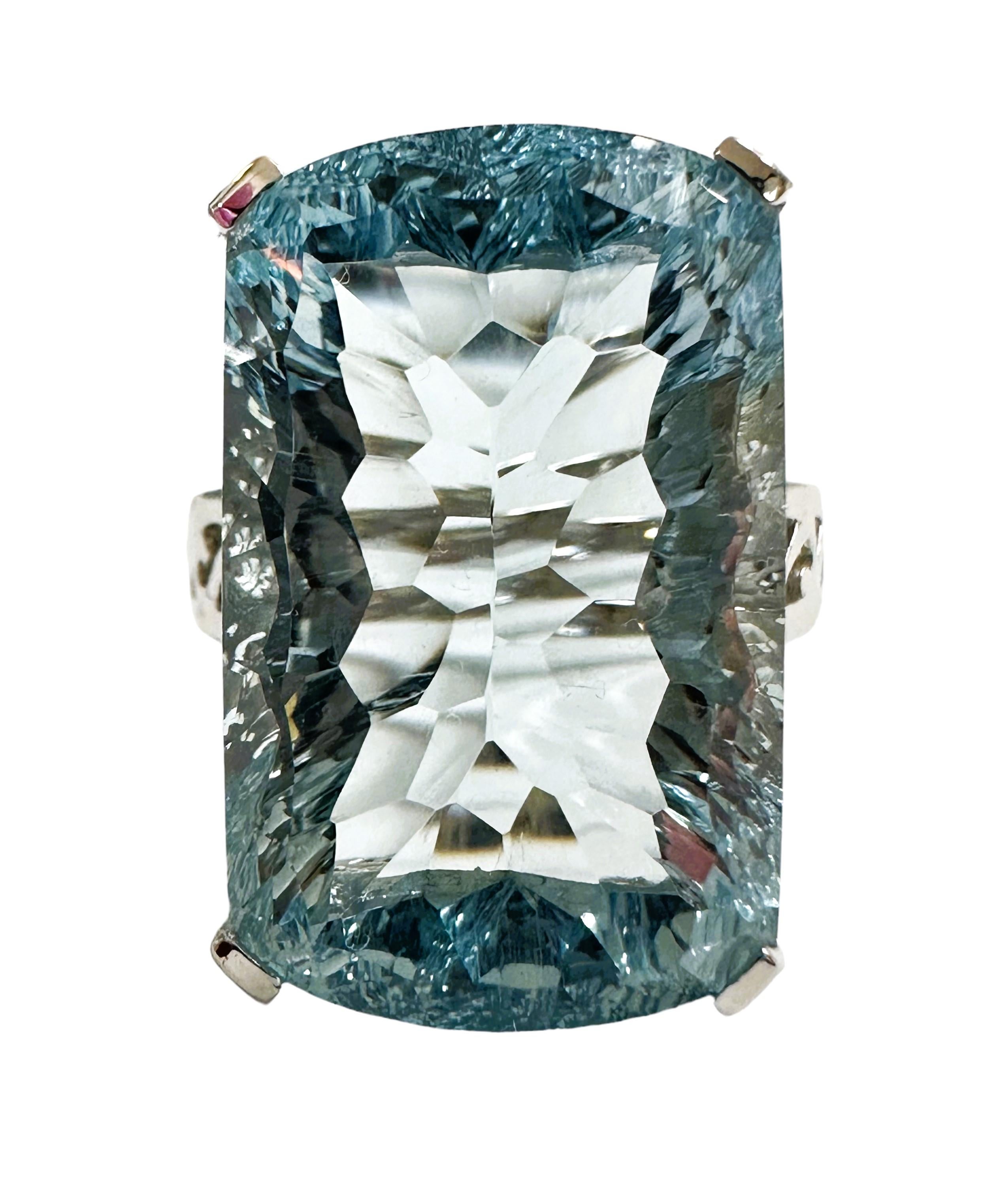 Was für ein schöner Ring!  Der Schliff dieses Rings ist einfach spektakulär!  Der Ring hat die Größe 6. Dieser Stein ist aus Brasilien.  Es ist eine schöne Fancy Radiant konkav geschliffenen Stein und ist 21.10 cts.  Es ist ein sehr hochwertiger