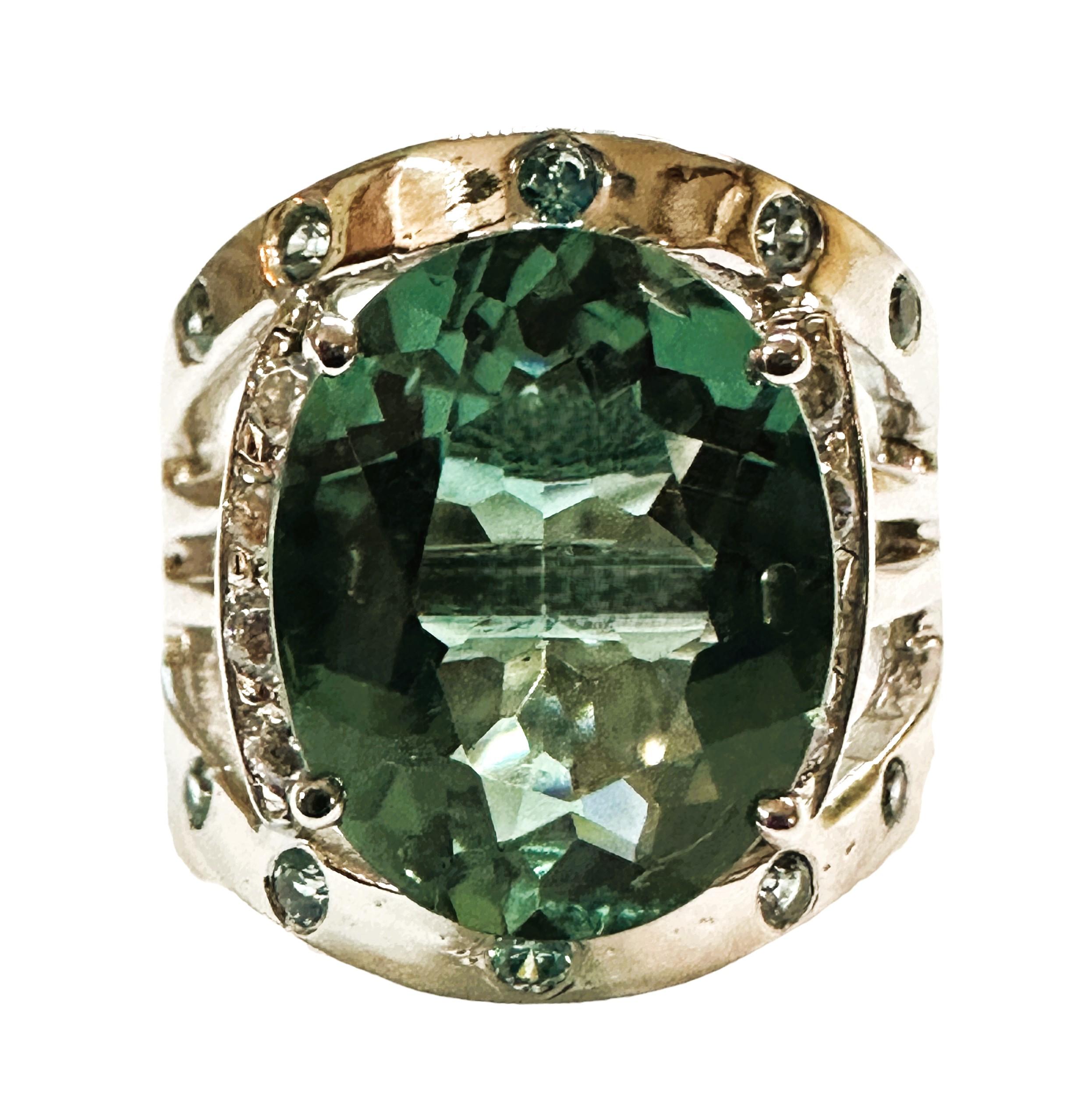 Was für ein schöner Ring!  Der Ring ist eine Größe 6. Dieser Stein stammt aus Brasilien.  Es ist eine schöne fancy oval geschliffenen Stein und ist 4.90 Karat.  Es ist ein sehr hochwertiger Stein.  Er misst 14 x 11 mm und ist mit hellblauen Saphiren