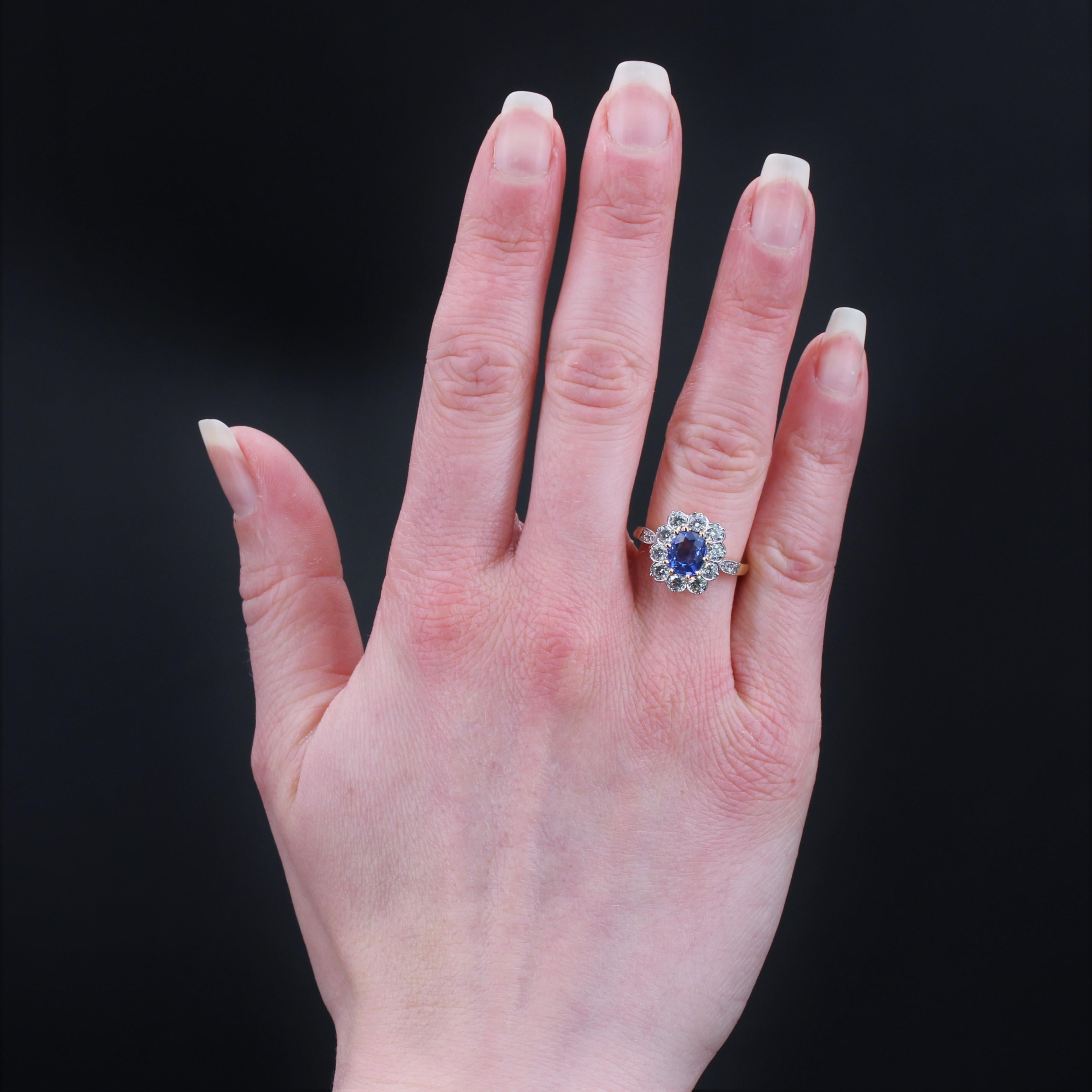 Ring in 18 karat yellow gold, eagle head hallmark and platinum, dog head hallmark.
Charming engagement ring, it is composed of a flower-shaped motif whose heart is a cushion-cut sapphire held in claws and the petals of modern brilliant-cut diamonds.