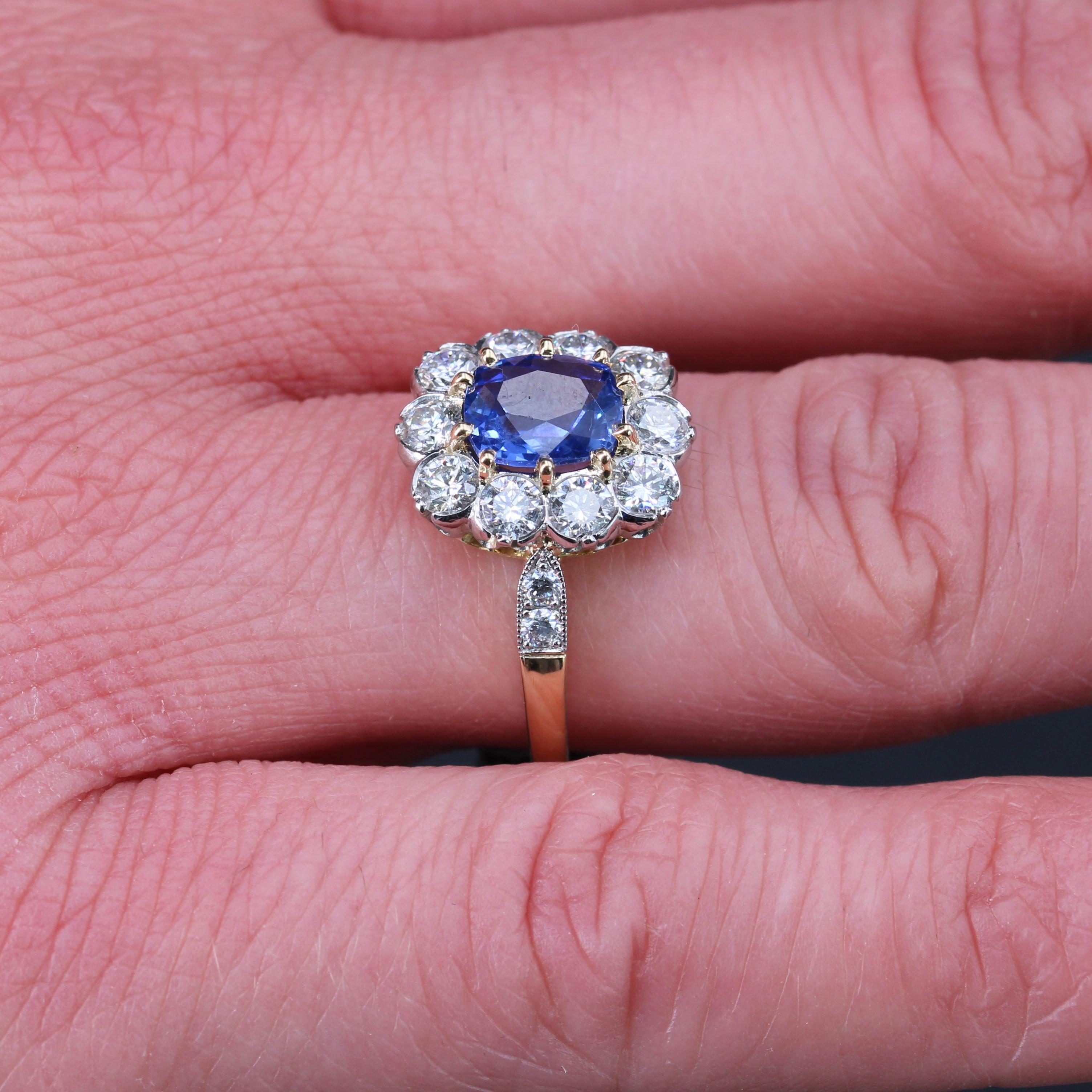 New Sapphire Diamonds Platinum 18 Karat Yellow Gold Engagement Cluster Ring For Sale 2