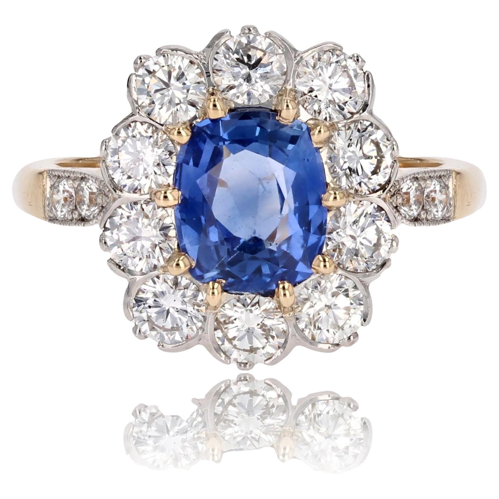 Bague de fiançailles grappe en or jaune 18 carats avec saphirs et diamants, neuve en vente