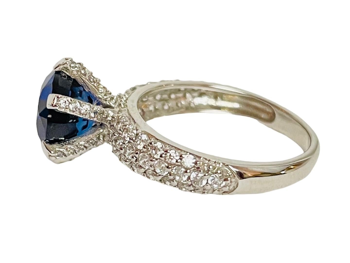 Dieser Ring ist einfach so schön!  Das kann man in dem Video gut sehen.  er Saphir ist einfach ein Augenschmaus. Der Hauptsaphir ist 9 mm groß und wiegt 17,48 ctw.  Er hat 4,5 Karat.  Er wird durch viele kleinere weiße Zirkoniasteine in den Zacken