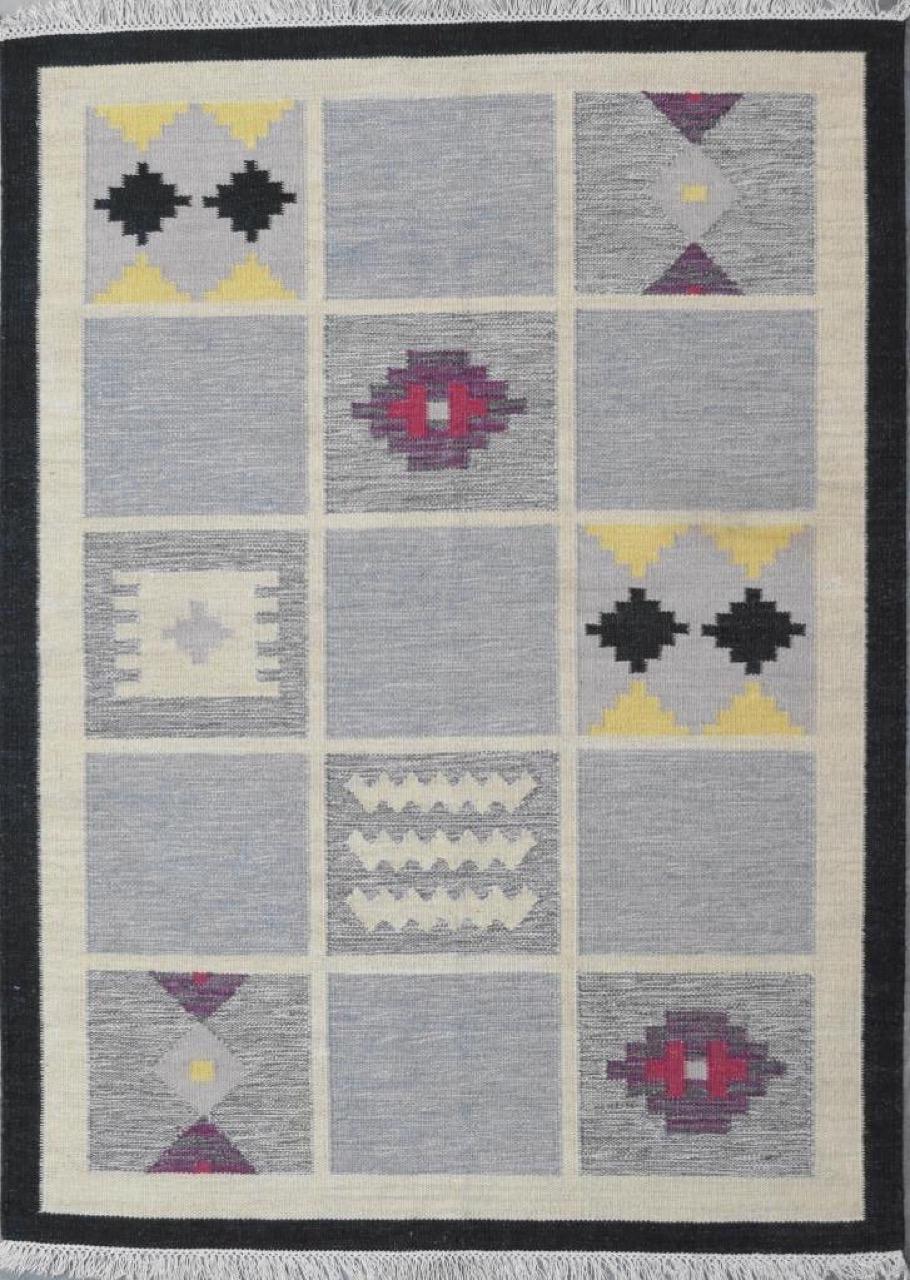 Precioso Kilim nuevo con diseño geométrico escandinavo y colores claros, tejido totalmente a mano con lana sobre base de algodón. Tamaño: 170 x 240 cm.