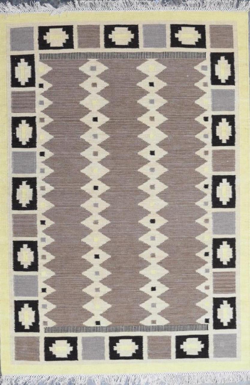 Beautiful new Kilim with geometrical Scandinavian design and light colors, entirely handwoven with wool on cotton foundation. Size: 170 x 240 cm.