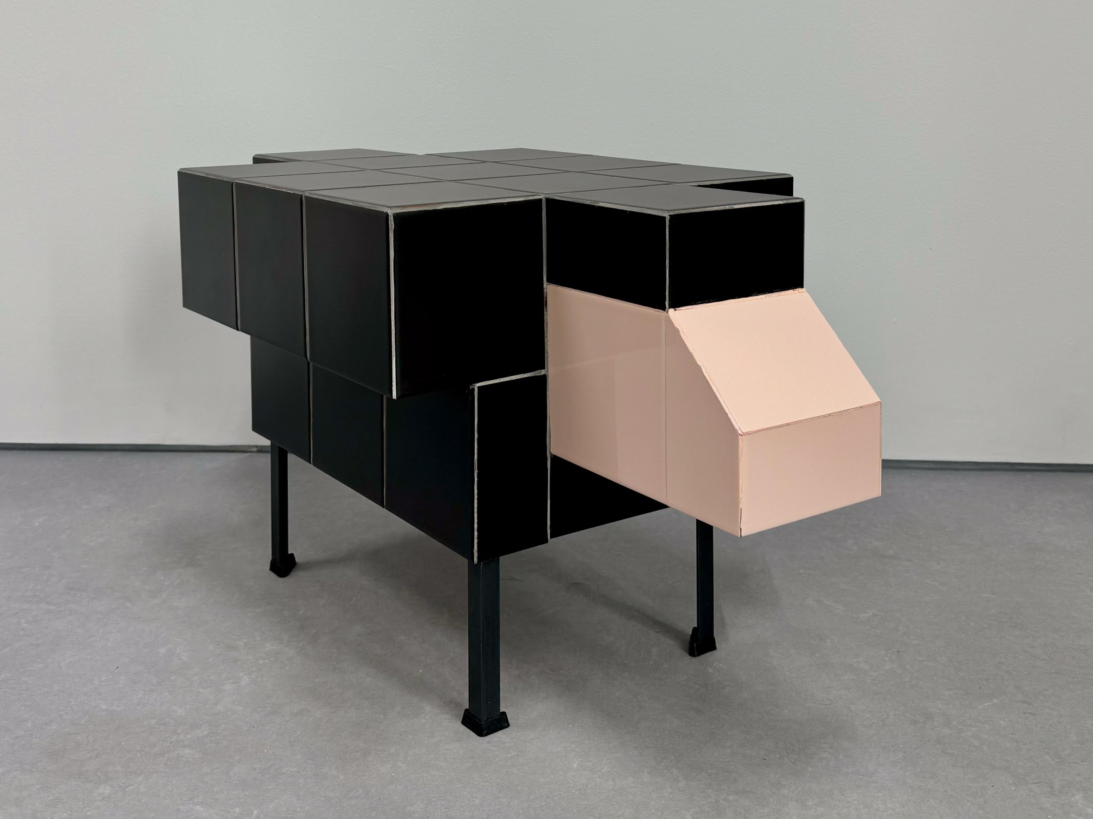 
Neuer skulpturaler Beistelltisch in Form eines schwarzen Schafes. Die Struktur des Tisches besteht aus Stahl und einer MDF-Platte, die mit schwarzen Keramikfliesen verkleidet ist. Dies ist ein neues Stück aus der Kollektion von Möbelstücken in Form