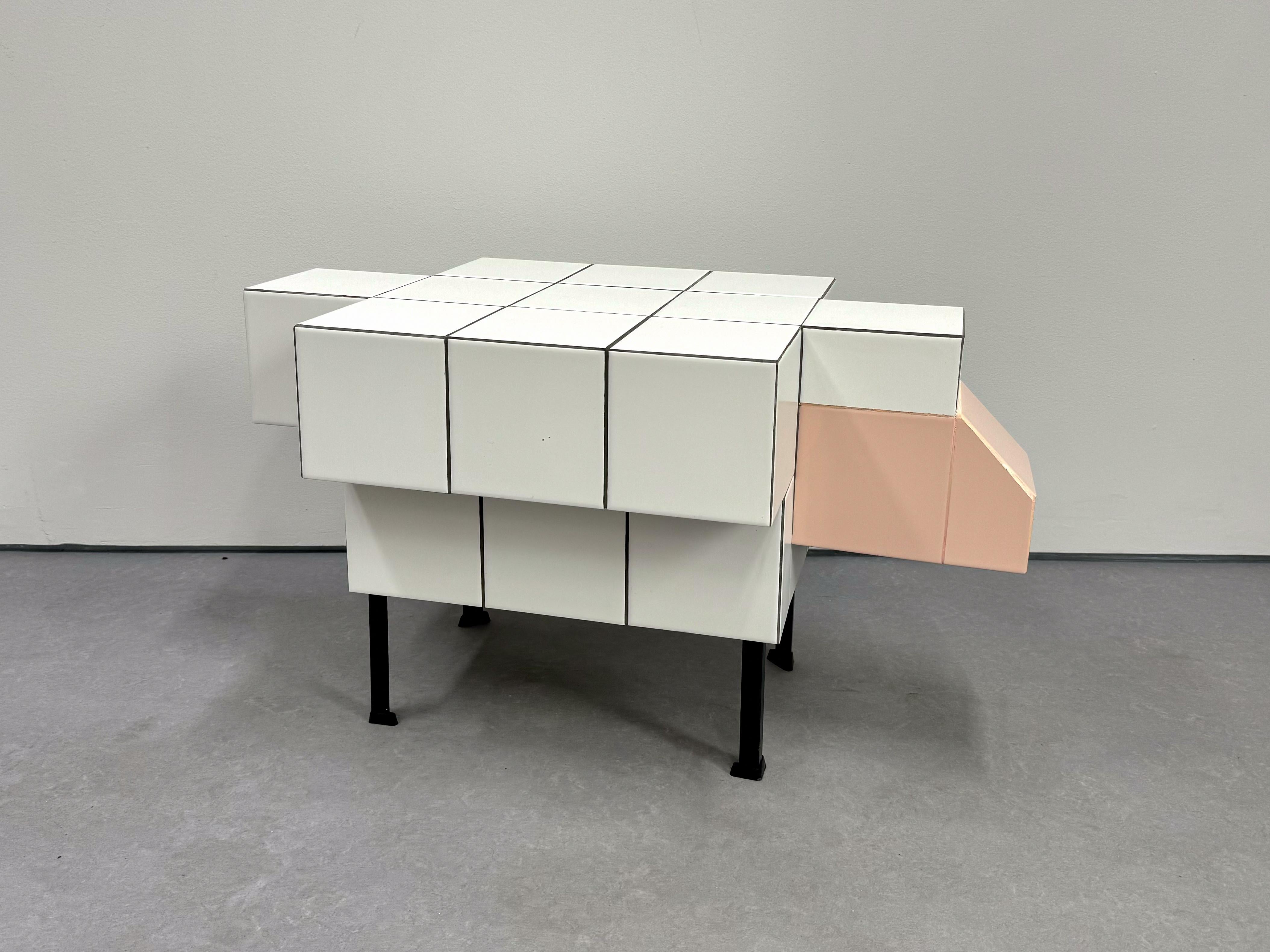Neuer skulpturaler Beistelltisch aus Keramik in Form eines weißen Schafes. Die Struktur besteht aus Stahl und MDF-Platten und ist mit weißen Keramikfliesen verkleidet. Dies ist ein neues Stück aus der Kollektion von Möbelstücken in Form von Tieren.