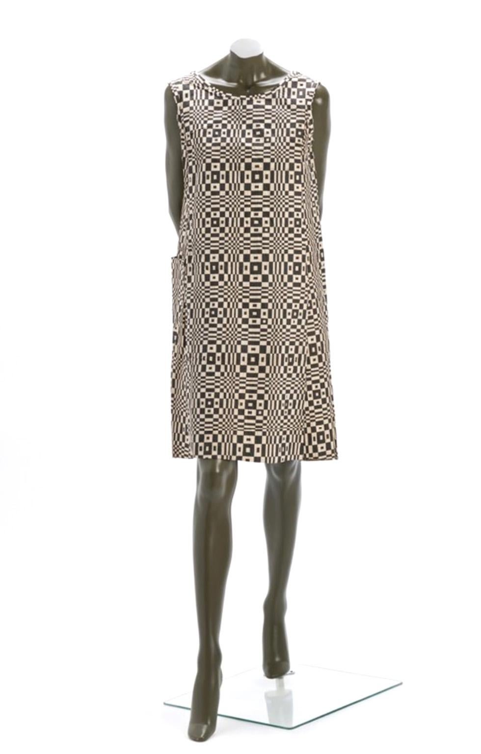 Dieses Kleid, mit dem das alles begann, war ein Werbetrickspiel der Scott Paper Company, das 1966 zur Förderung der wegwerfbaren Tafelgeschirrkollektion des Unternehmens verwendet wurde. Das Kleid war ein perfektes Mittel für die jugendlichen Drucke