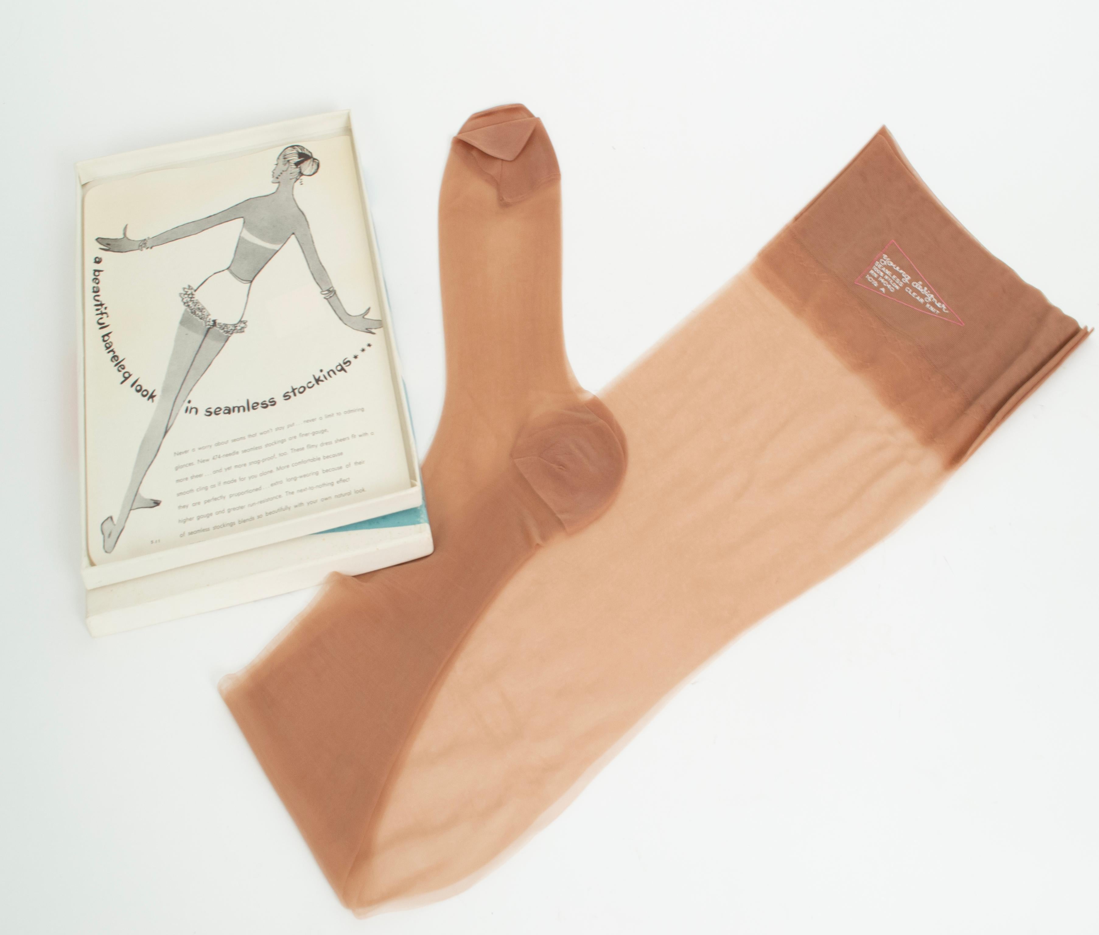 Este sensual conjunto de medias altas hasta el muslo, sinónimo de mediados de siglo, se presenta paradójicamente en una angelical caja de 