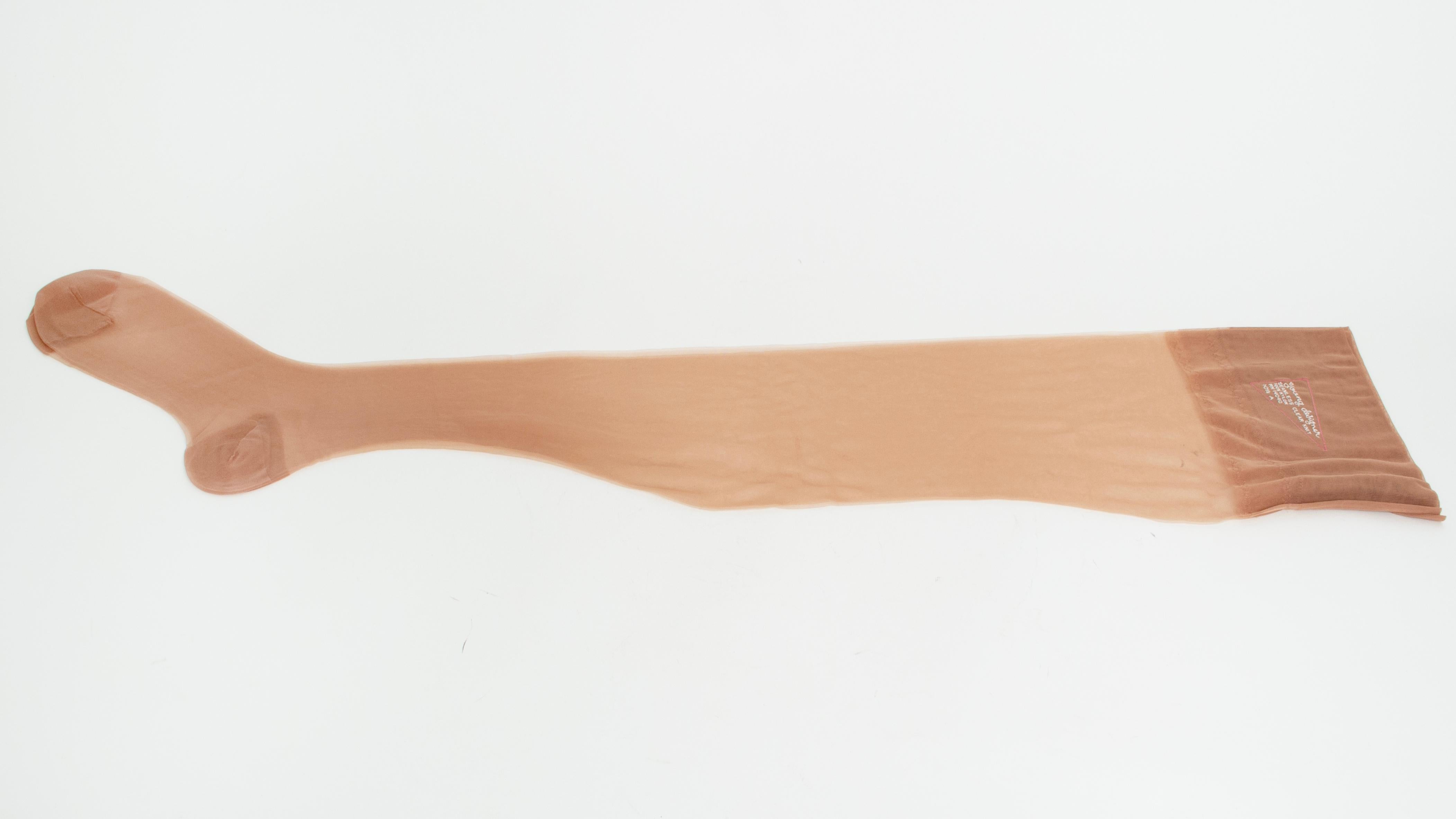 Nuevas medias sin costuras desnudas hasta el muslo en caja de felicitaciones de temporada - 10,5, 1950 en Nuevo estado para la venta en Tucson, AZ