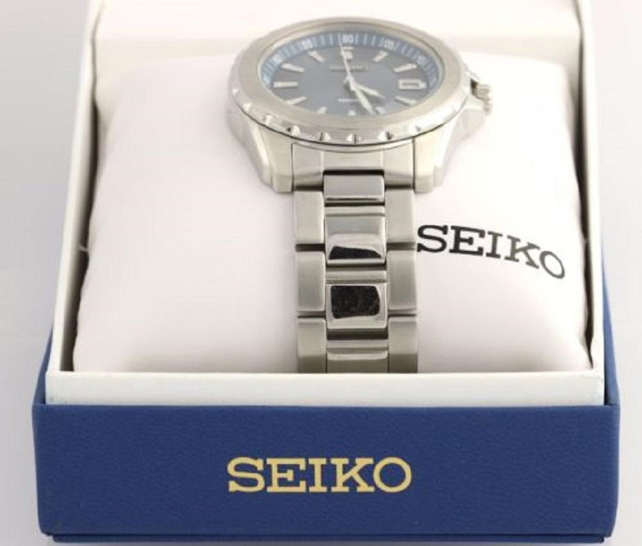 Diese hübsche Uhr wird Ihnen sicher gefallen! Die brandneue SGEE71 Solid Sport Uhr von Seiko ist eine Uhr, die zu jeder Gelegenheit passt. Das Gehäuse aus rostfreiem Stahl hat ein großes, gut sichtbares Zifferblatt. Die hellblaue Farbe bildet einen