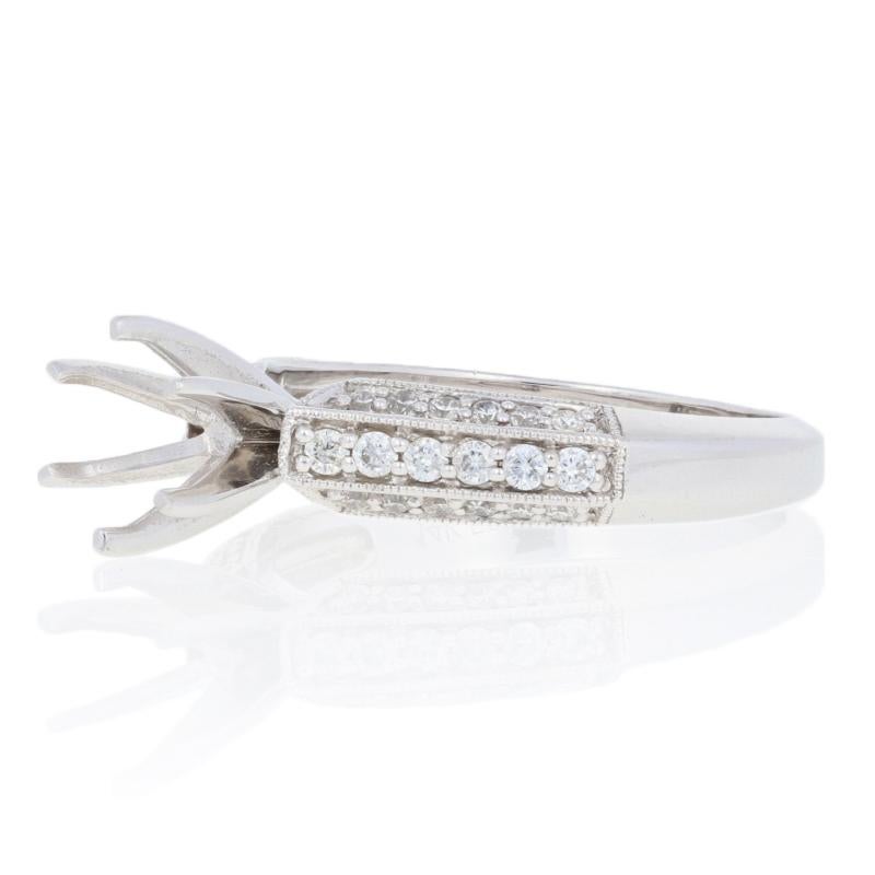 Este anillo es de la talla 6 3/4, pero puede aumentarse 2 tallas o reducirse 1 por un precio de 25 $. Una vez cambiado el tamaño de un anillo, garantizamos el trabajo, pero no podemos ofrecer un reembolso del tamaño. Póngase en contacto con nosotros