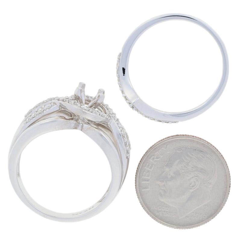Bague de fiançailles et alliance en or 14 carats avec halo central en forme de demi-lune de 0,50 carat en vente 3