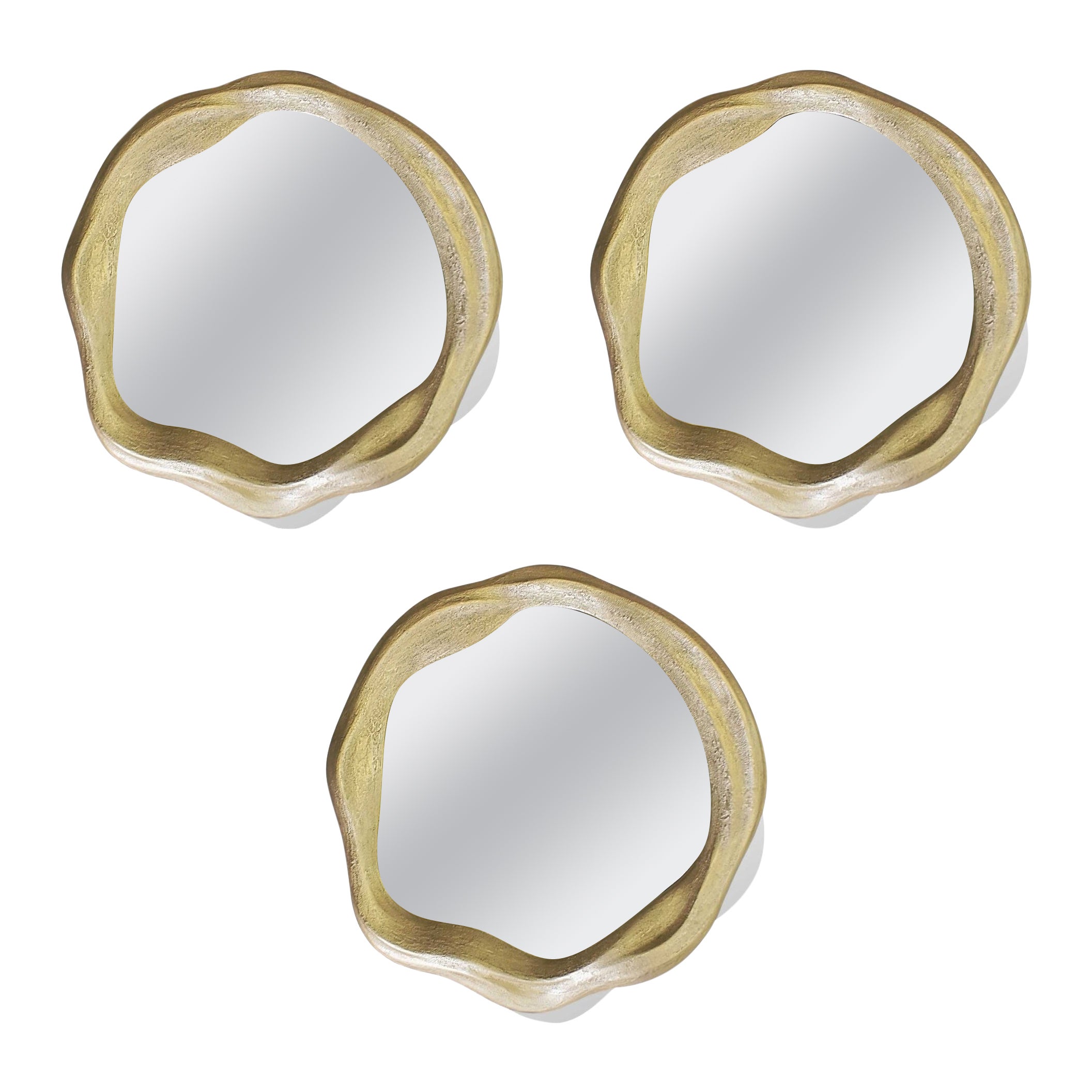 Nouveau ensemble de 3 miroirs en résine et fibre de verre laqué couleur or en vente