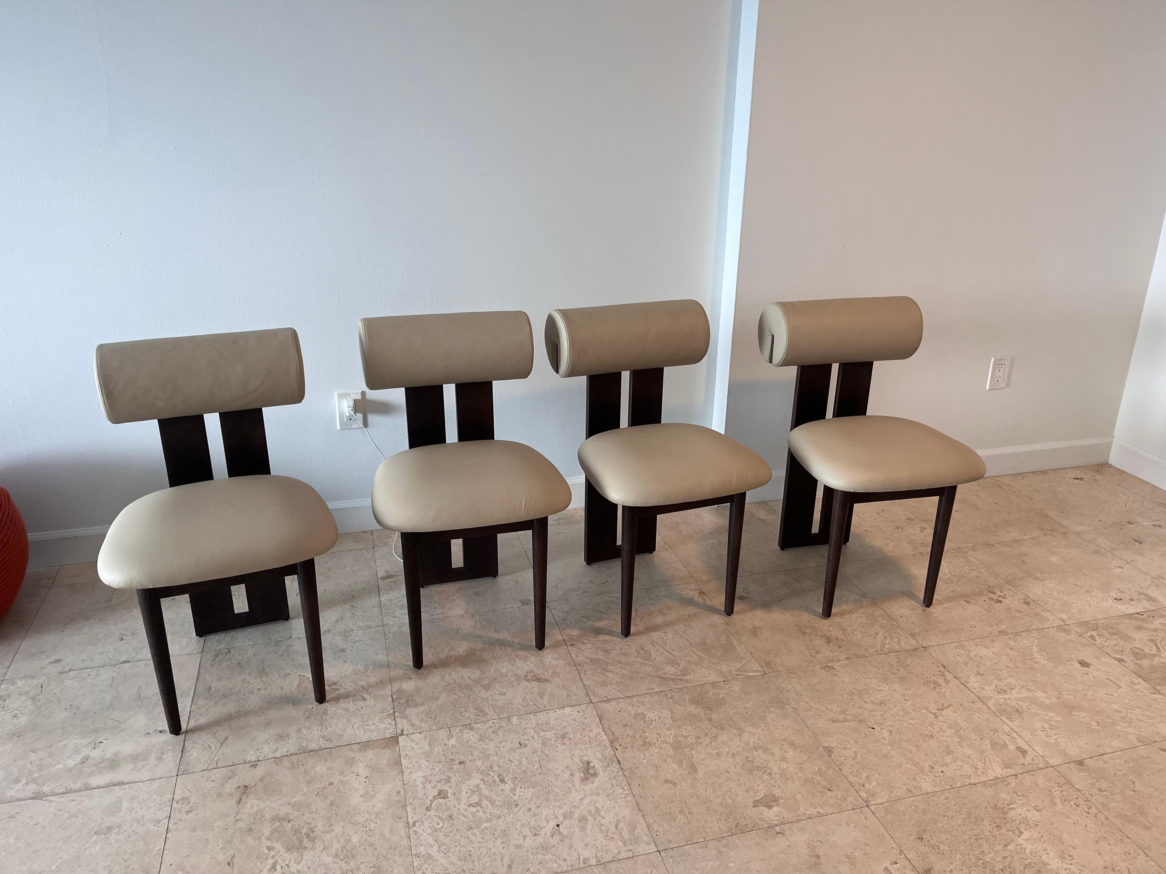 Sillas Norr11 Hippo tapizadas en piel Ultra.

Marco ahumado oscuro.

Diseño de Kristian Sofus Hansen y Tommy Hyldahl - 2021

Dimensiones:
W 18.7 in  D 23,2 pulg.  H 31,3 pulg.  SH 18,5 pulg.
Tapizado del respaldo Ø 7,1 pulg.

Material:
El asiento es