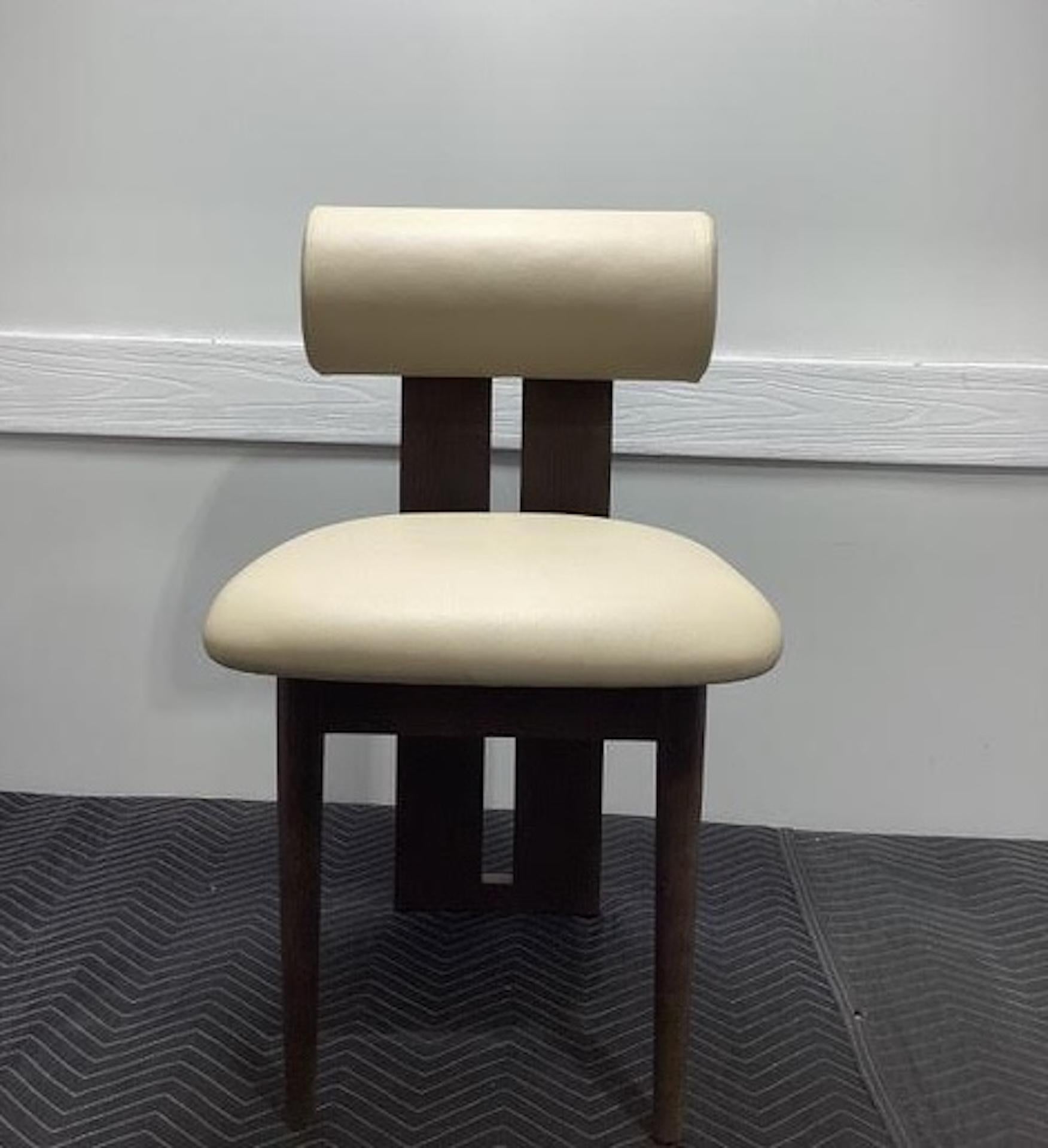 Chaises Norr11 Hippo revêtues de cuir Ultra.

Cadre fumé foncé.

Conception par Kristian Hansen & Tommy Hyldahl - 2021

Dimensions :
W 18.7 in  D 23.2 in  H 31.3 in  SH 18.5 in
Rembourrage du dossier Ø 7.1 in

Matériau :
L'assise est en contreplaqué