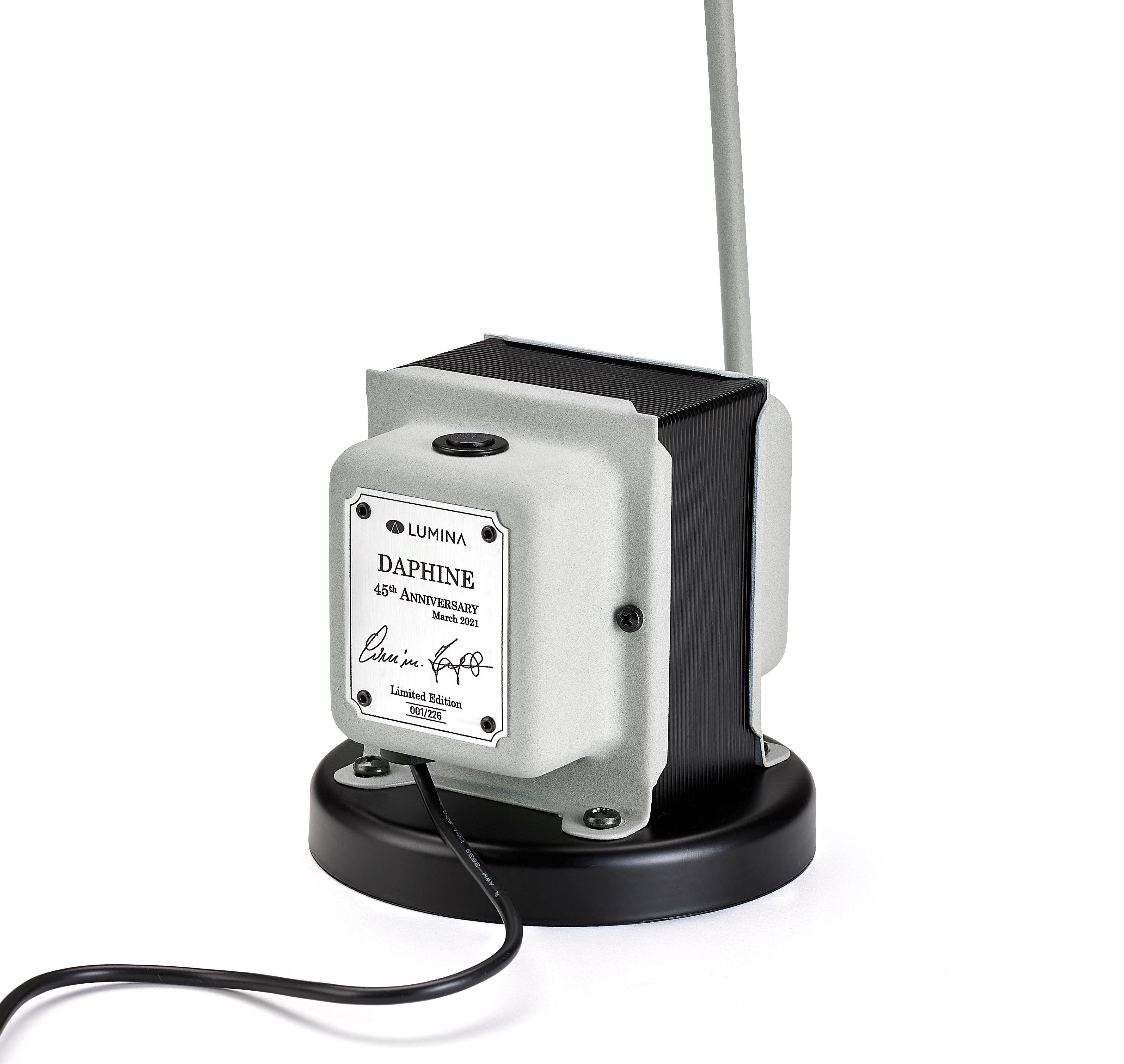 Daphine 45e anniversaire
Notre icône et chef-d'œuvre : Daphine.
En 1991, Lumina a présenté une lampe spéciale pour le 15e anniversaire avec une finition particulière, numérotée et vendue aux clients les plus fidèles de la marque.
Pour l'édition