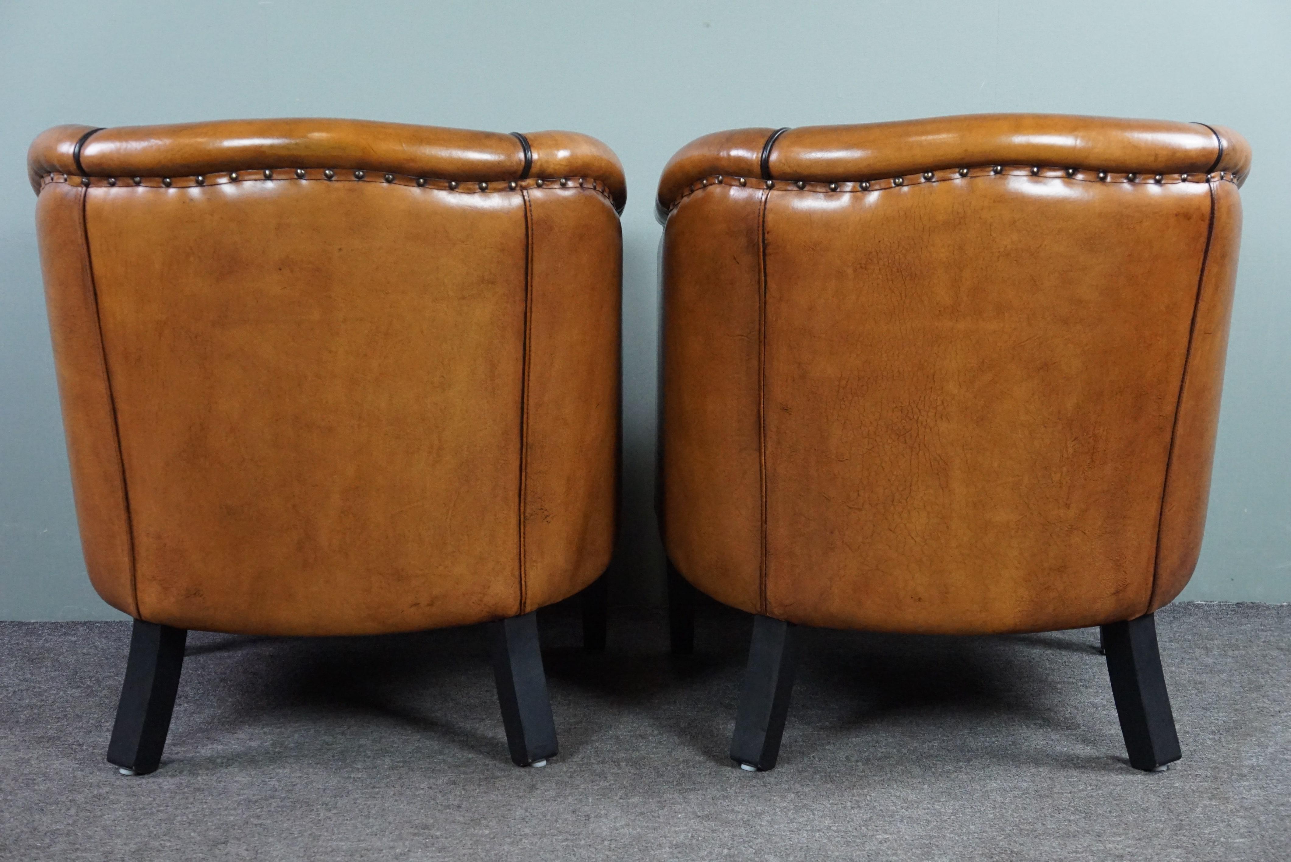 New set of two sheep leather armchairs with black piping In Good Condition For Sale In Harderwijk, NL