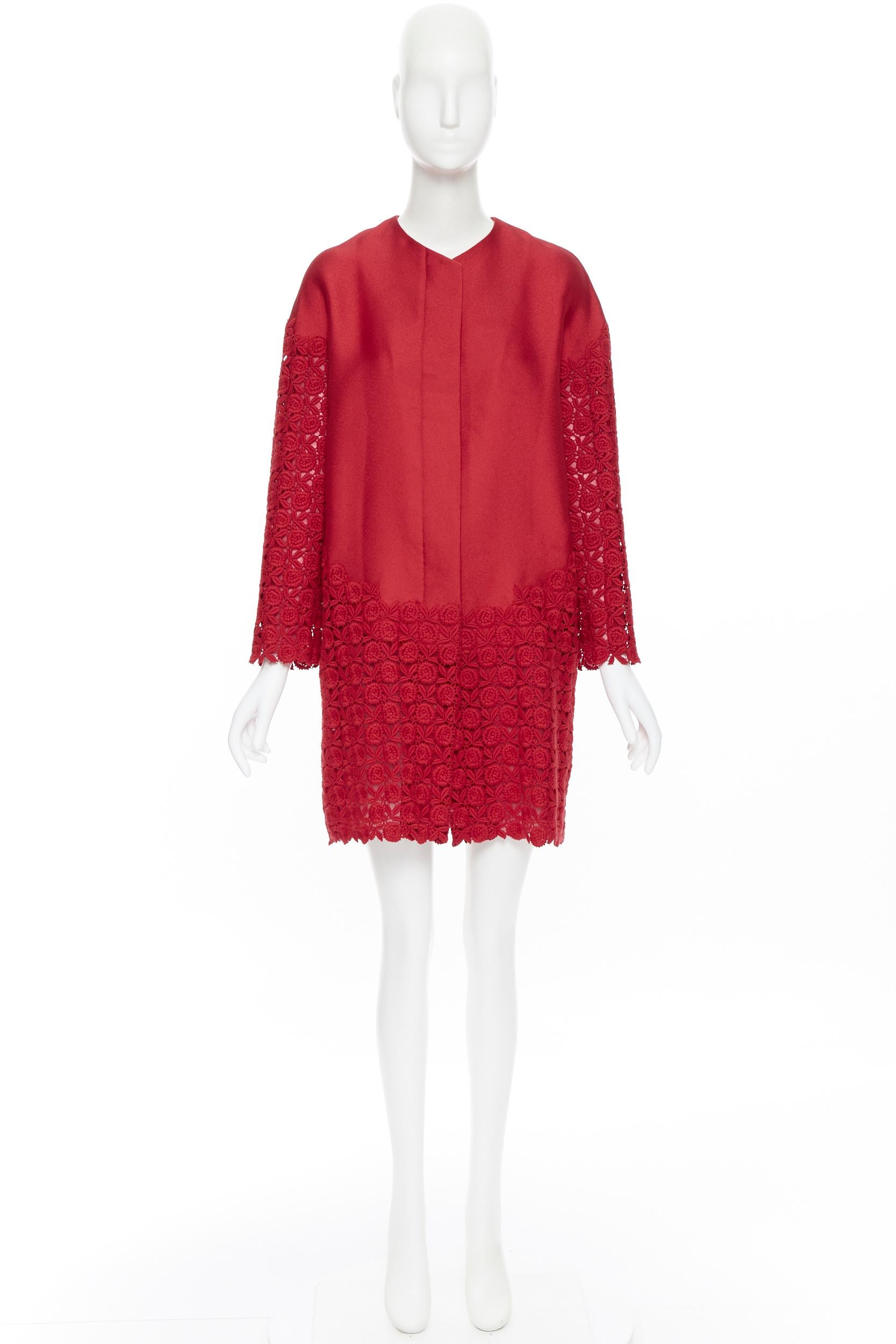new SHIATZY CHEN red silk crepe floral embroidered lace sleeve cocoon coat FR36
Brand: Shiatzy Chen
Designer: Shiatzy Chen
Model Name / Style: Cocoon coat
Material: Silk
Color: Red
Pattern: Floral
Closure: Button
Extra Detail: Concealed button front